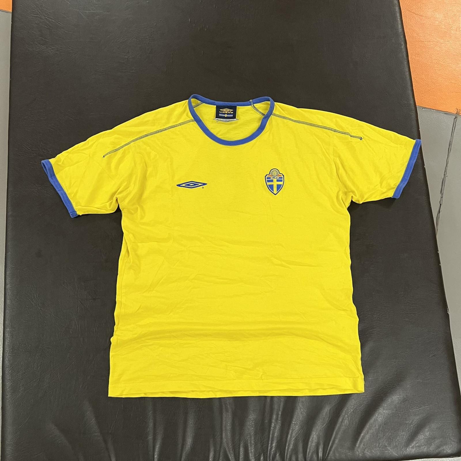 Umbro × Vintage 00s Vintage Umbro Sweden Embroidered Logo T-Shirt Sz XL Size US XL / EU 56 / 4 - 1 Thumbnail