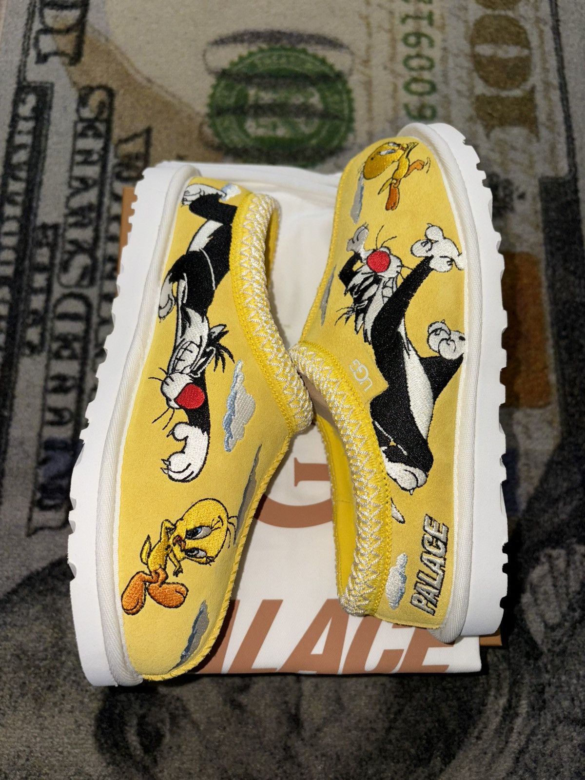 Palace × Ugg Palace UGG Tasman Slipper Looney Tunes Yellow Size US 7 / EU 40 - 2 Thumbnail