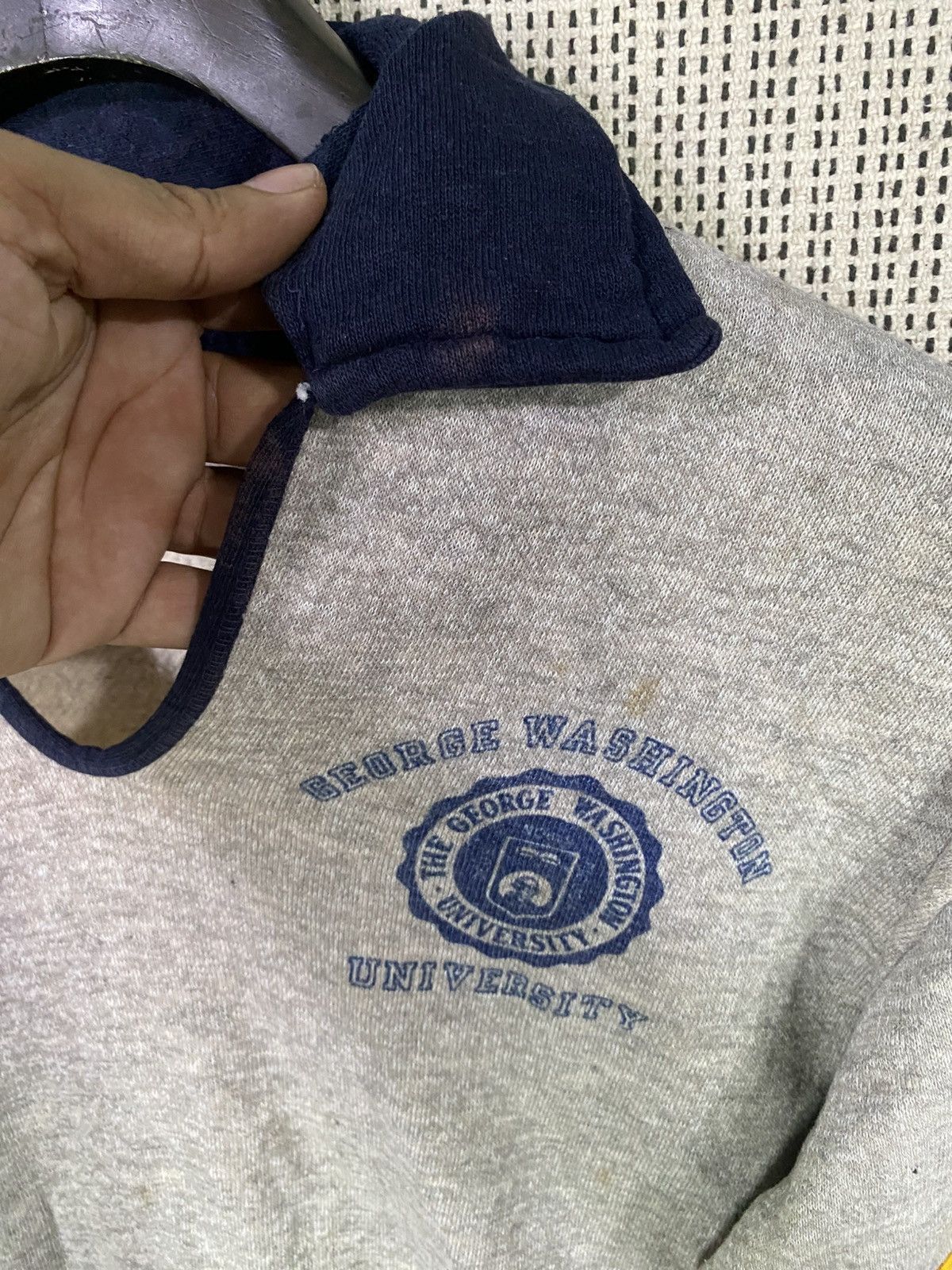 Champion Vintage 80s GEORGE WASHINGTON UNIVERSITY champion sweatshirt Size US XL / EU 56 / 4 - 9 Thumbnail