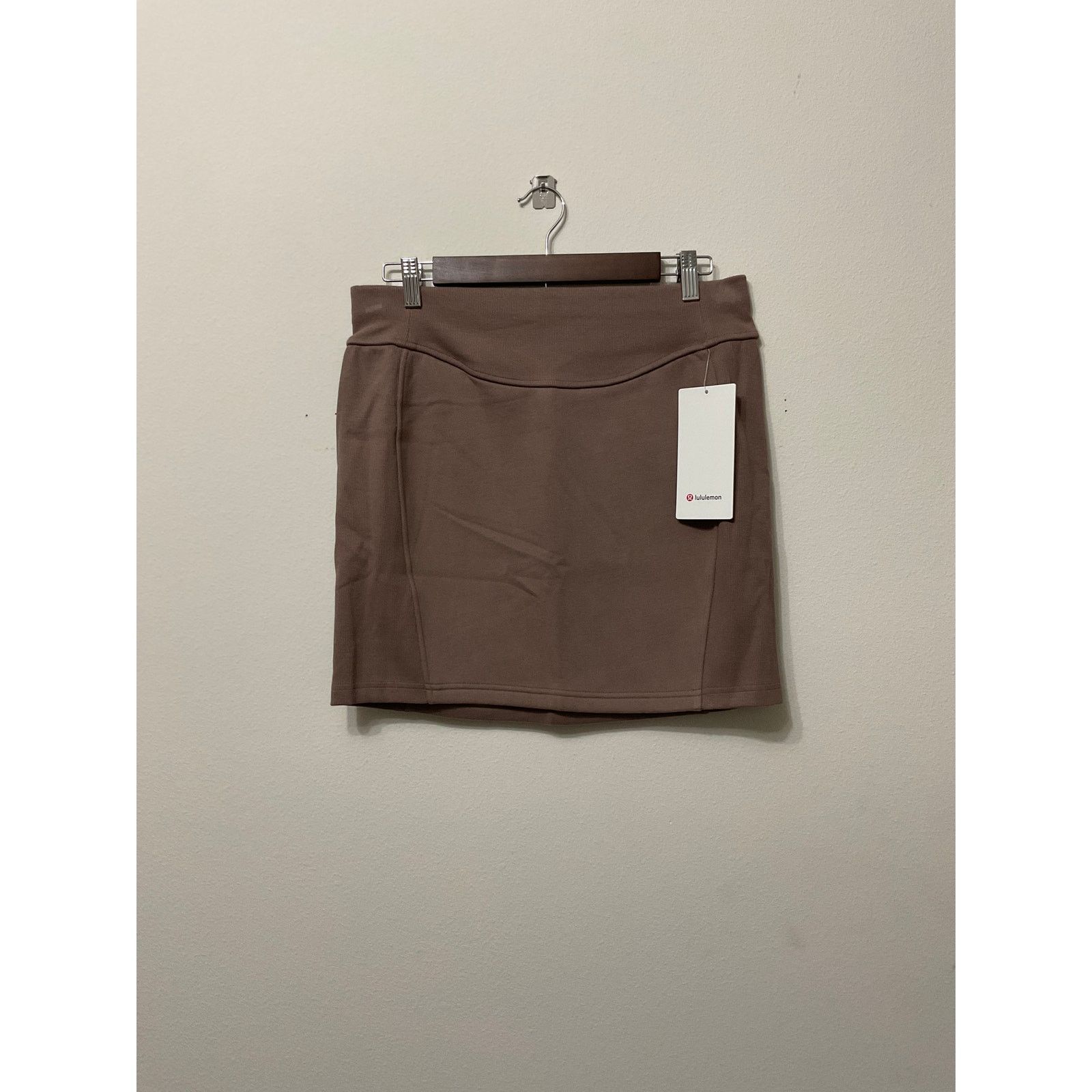 Lululemon NWT Lululemon Scuba HR Mini Skirt Sz L MSRP $78 Taupetastic Size 30" / US 8 / IT 44 - 1 Thumbnail