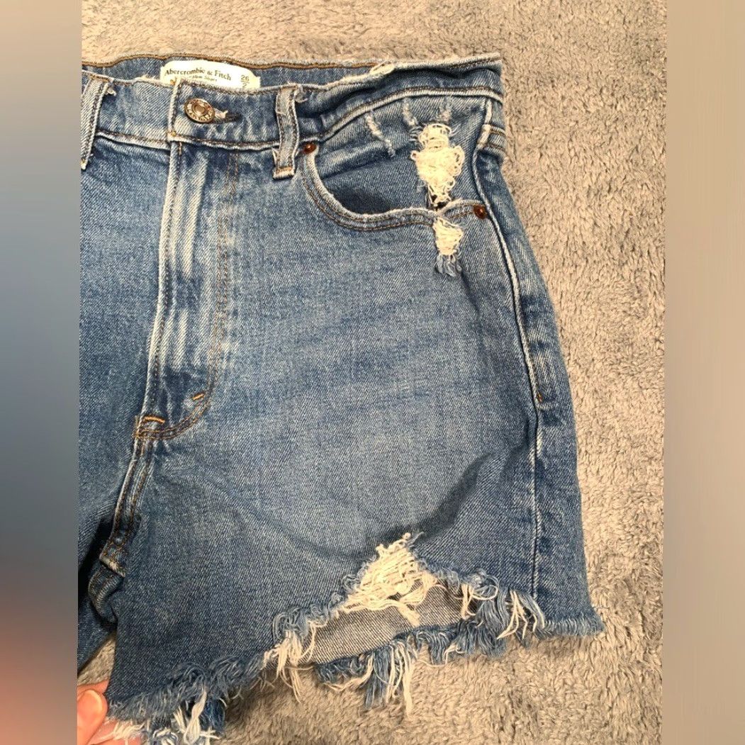 Abercrombie & Fitch Abercrombie & Fitch Mom Short High Rise Blue Jean Shorts 26 Women 4" Blue Denim Shorts Womens Size 26" / US 2 / IT 38 - 2 Thumbnail