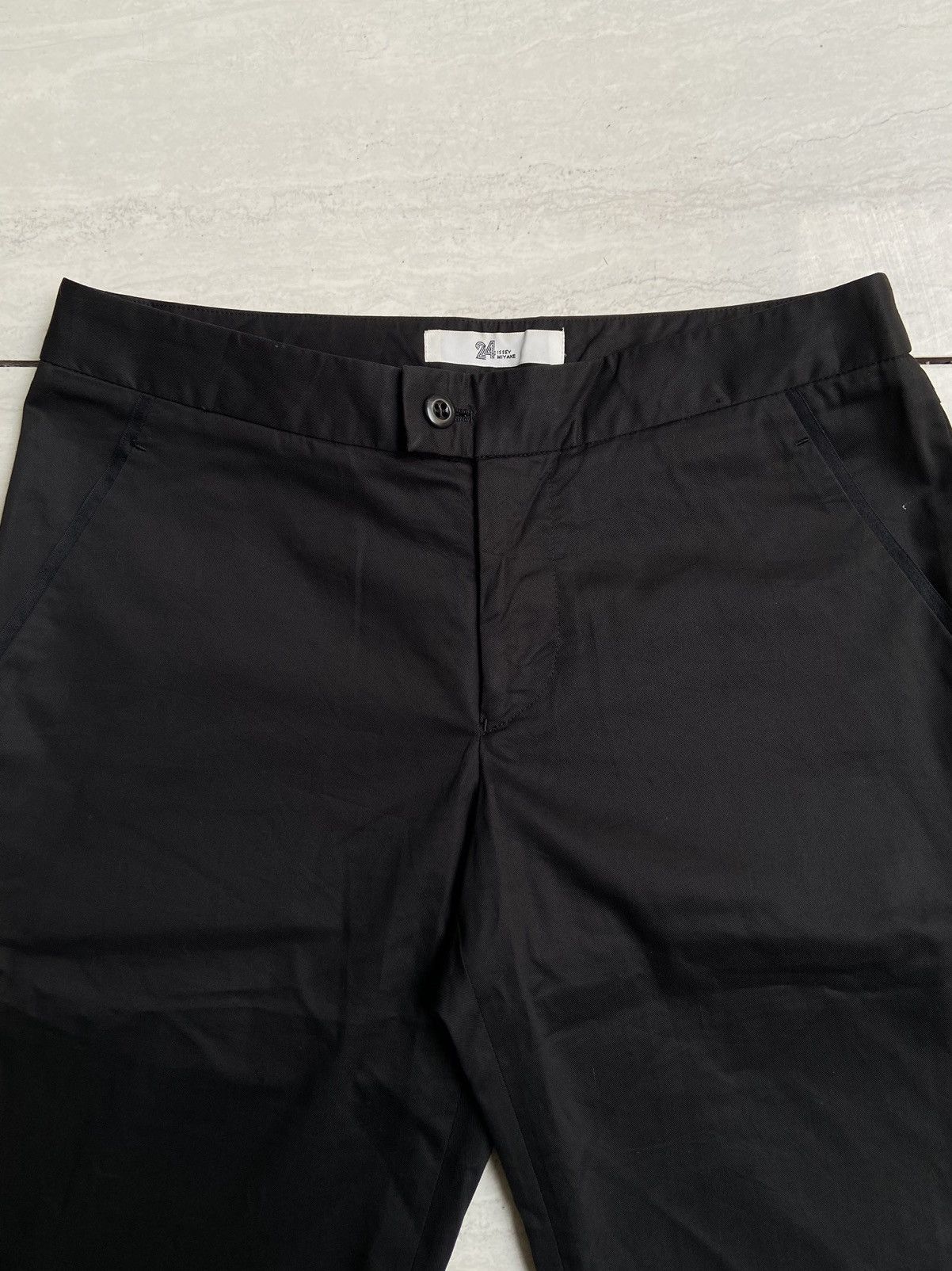 Issey Miyake 24 ISSEY MIYAKE Black Shorts Size US 27 - 10 Thumbnail