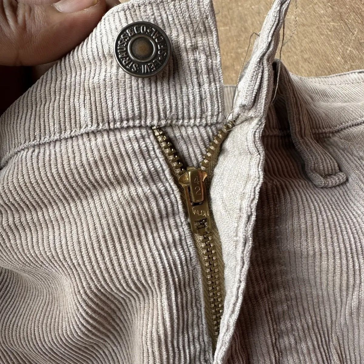 Levi's STEALS 💥 1980’s VINTAGE LEVI’S CORDUROY MADE IN USA PANT Size US 31 - 7 Thumbnail