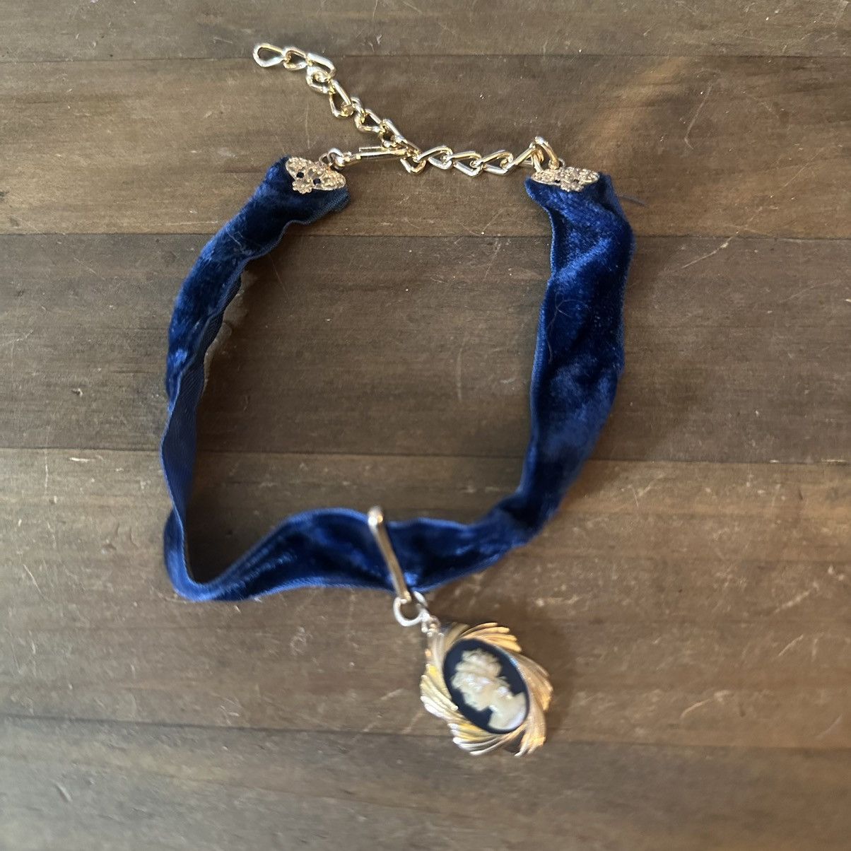 Vintage Vintage blue velvet cameo pendant choker necklace Size ONE SIZE - 2 Thumbnail