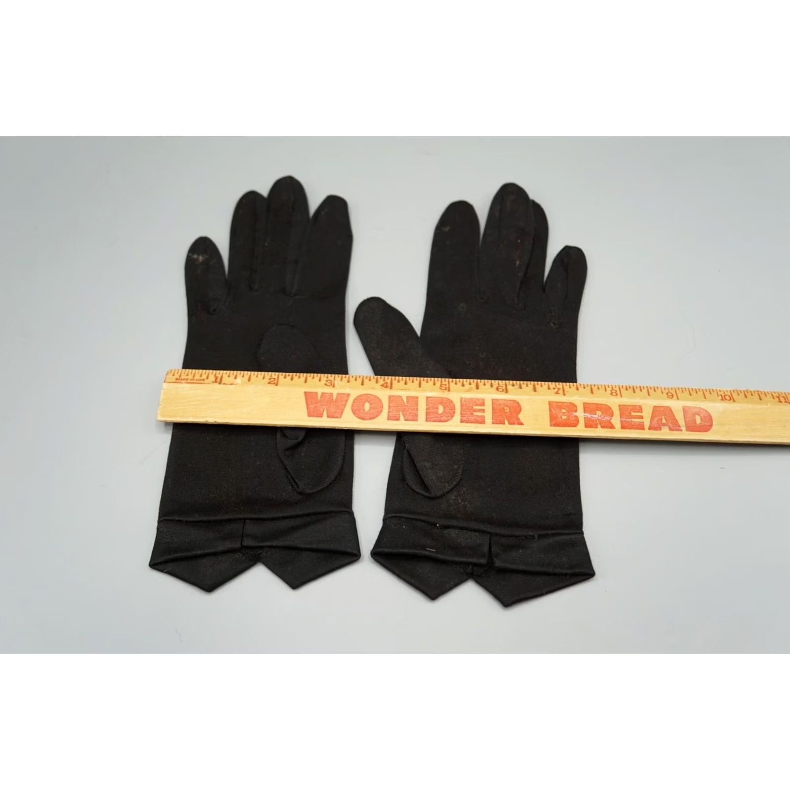 Vintage Women's Dress Gloves Black Scalloped Cuff Wrist Length Formal Occasion Elegant Size ONE SIZE - 3 Thumbnail