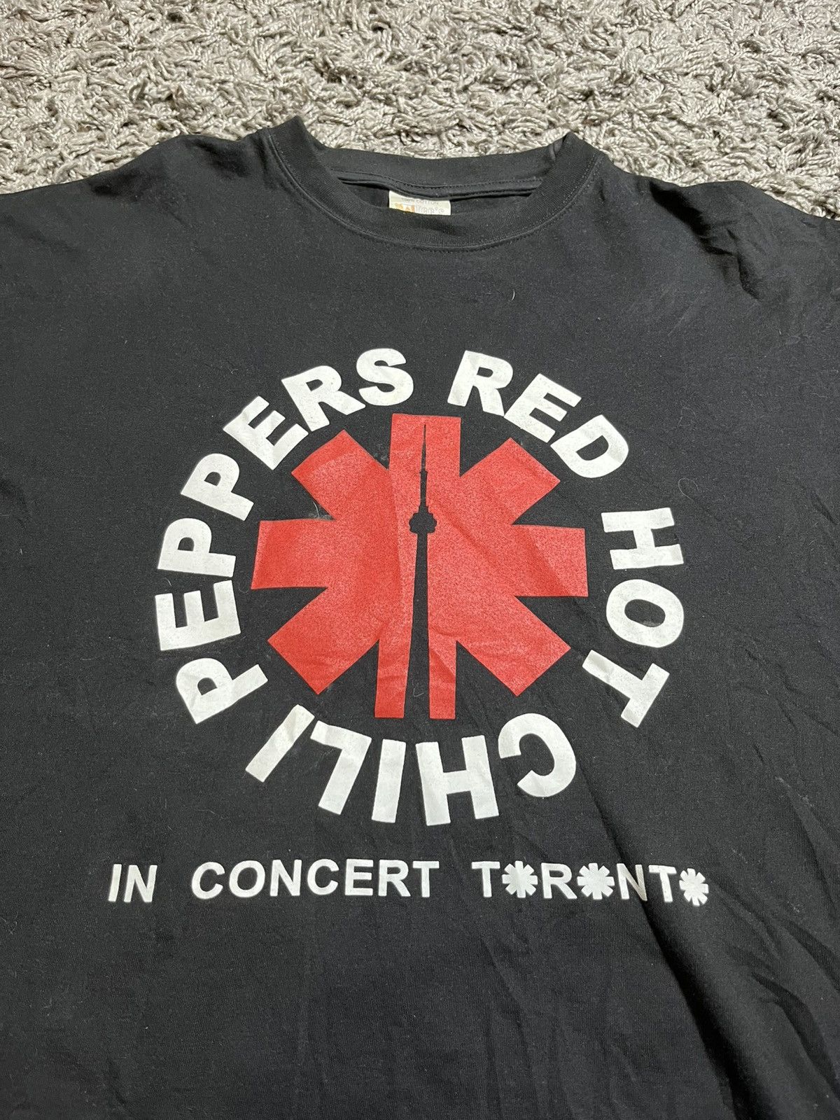 Band Tees × Vintage RED HOT CHILI PEPPERS 2006 STADIUM ARCADIUM TOUR T-SHIRT Size US XXL / EU 58 / 5 - 2 Thumbnail