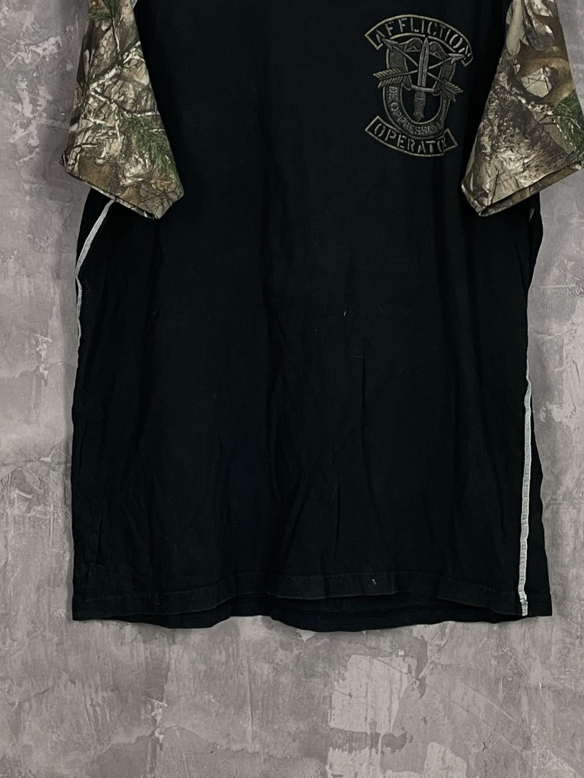 Vintage CRAZY Y2K Real Tree Camo Affliction T-Shirt Medium Size US XL / EU 56 / 4 - 11 Thumbnail