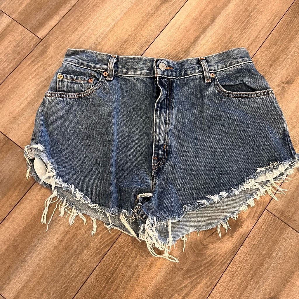 Levi's Levi’s 550 Light Blue Denim Cut Off Shorts Women 14 Size 31" - 1 Thumbnail