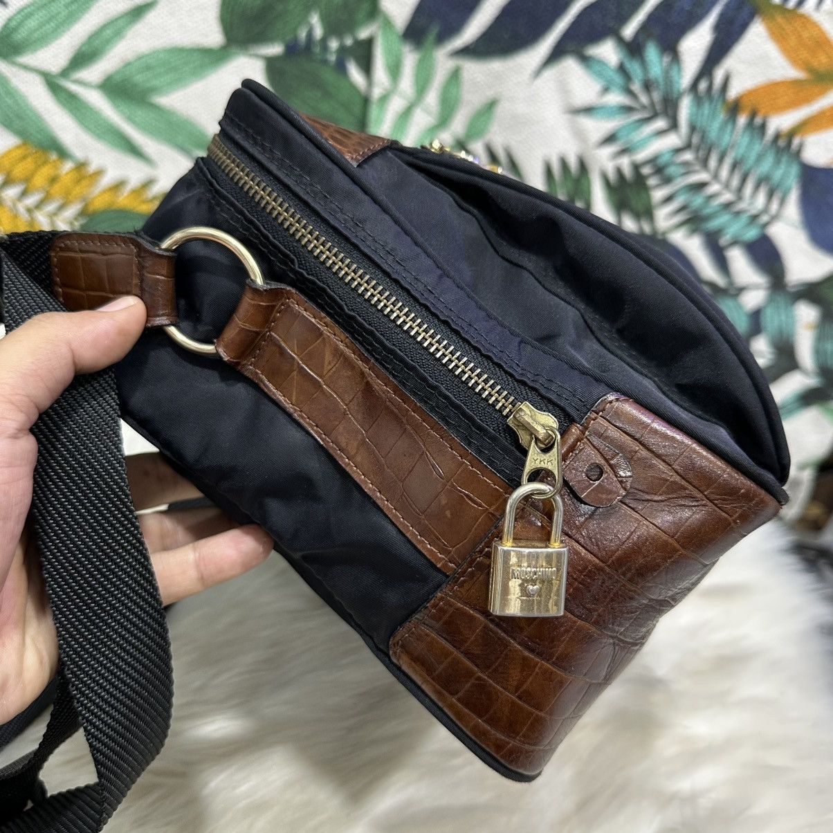 Moschino Authentic MOSCHINO Vtg. Nylon Crocs Embossed Crossbody Size ONE SIZE - 4 Thumbnail