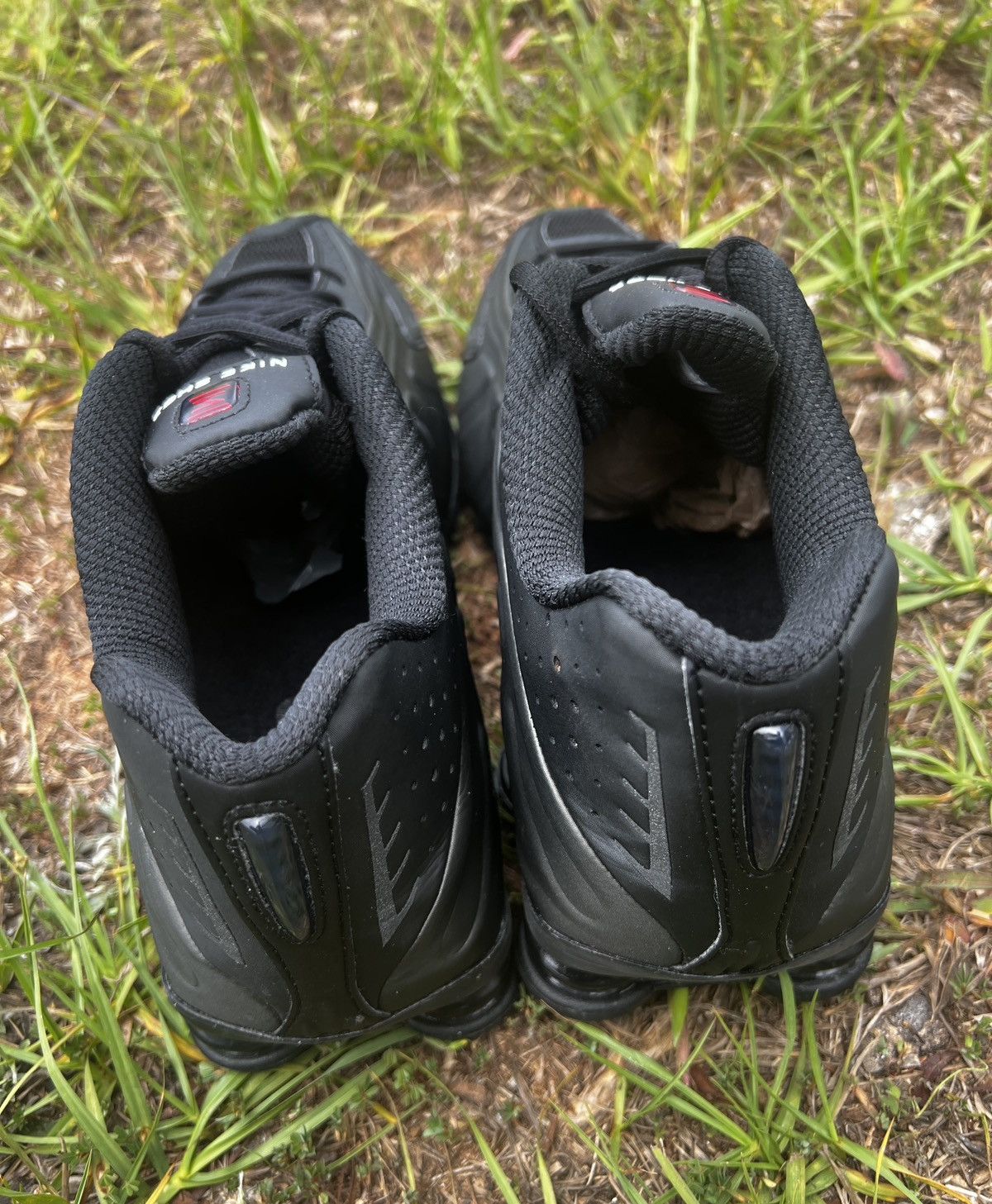 Nike CLEAN Nike size 10.5 Mens Shox R4 Triple Black shoes Size US 10.5 / EU 43-44 - 6 Thumbnail