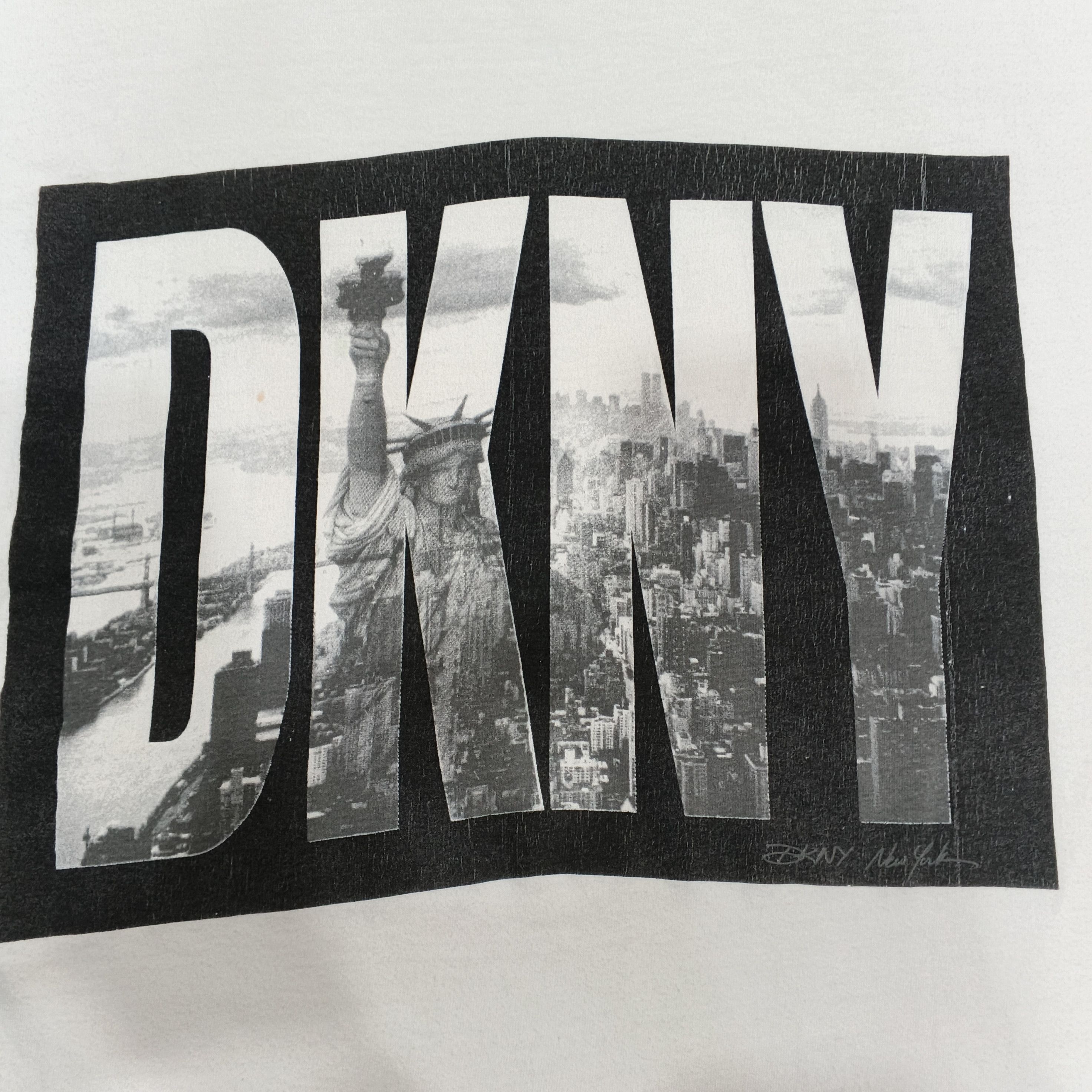 DKNY Vintage 90s DKNY New York Jeans Liberty Of Queen Tshirt Size US XL / EU 56 / 4 - 2 Thumbnail