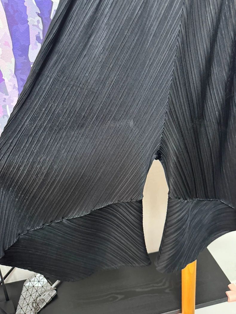Issey Miyake Issey Miyake size:3 Black pleated hammer shaped pants Size 22" - 2 Thumbnail
