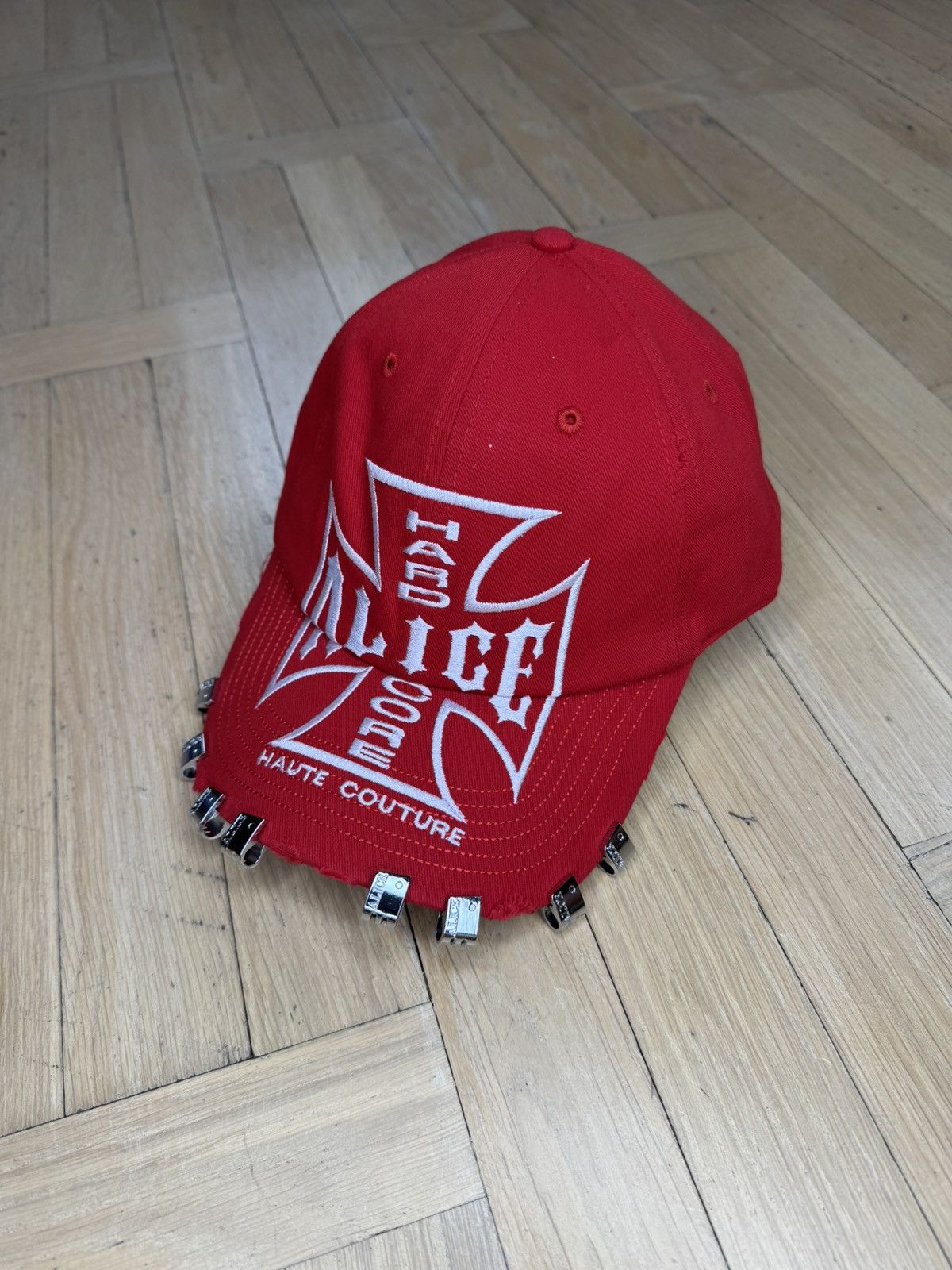 ALICE HOLLYWOOD RED MOTO COUTURE CAP