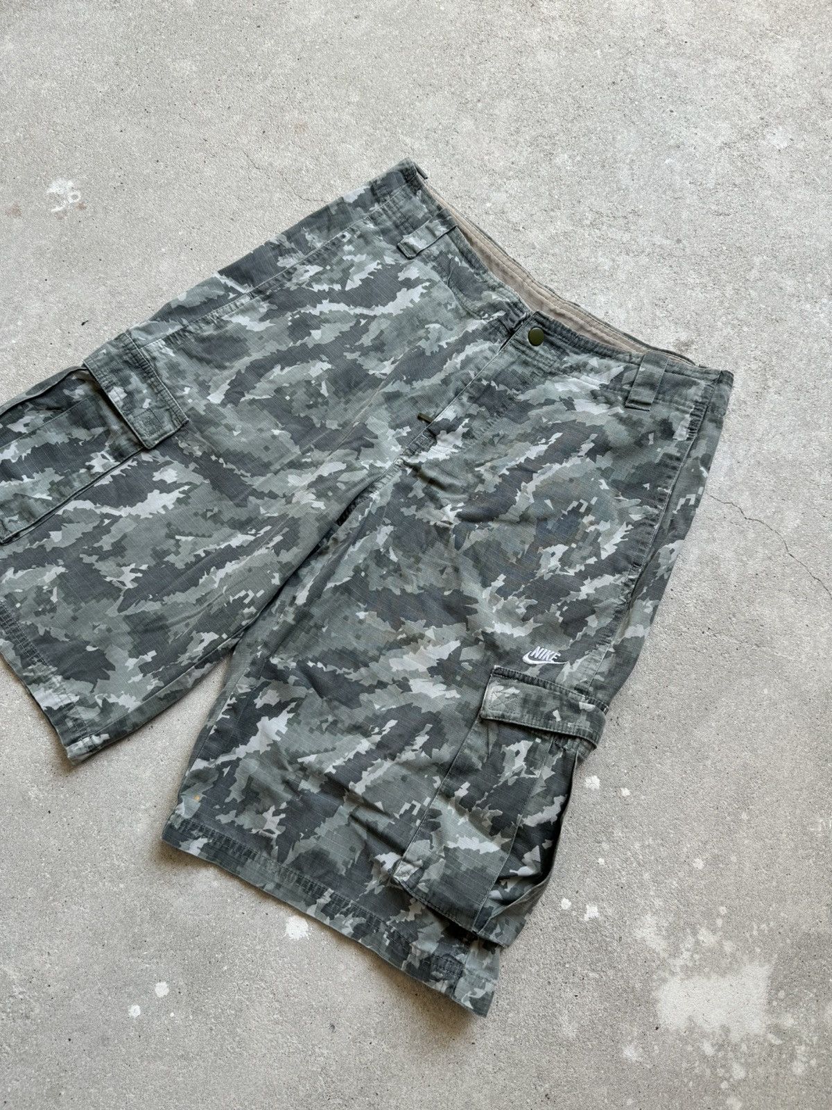 Vintage Vintage Nike Cargo Shorts Camo Size US 28 / EU 44 - 7 Thumbnail
