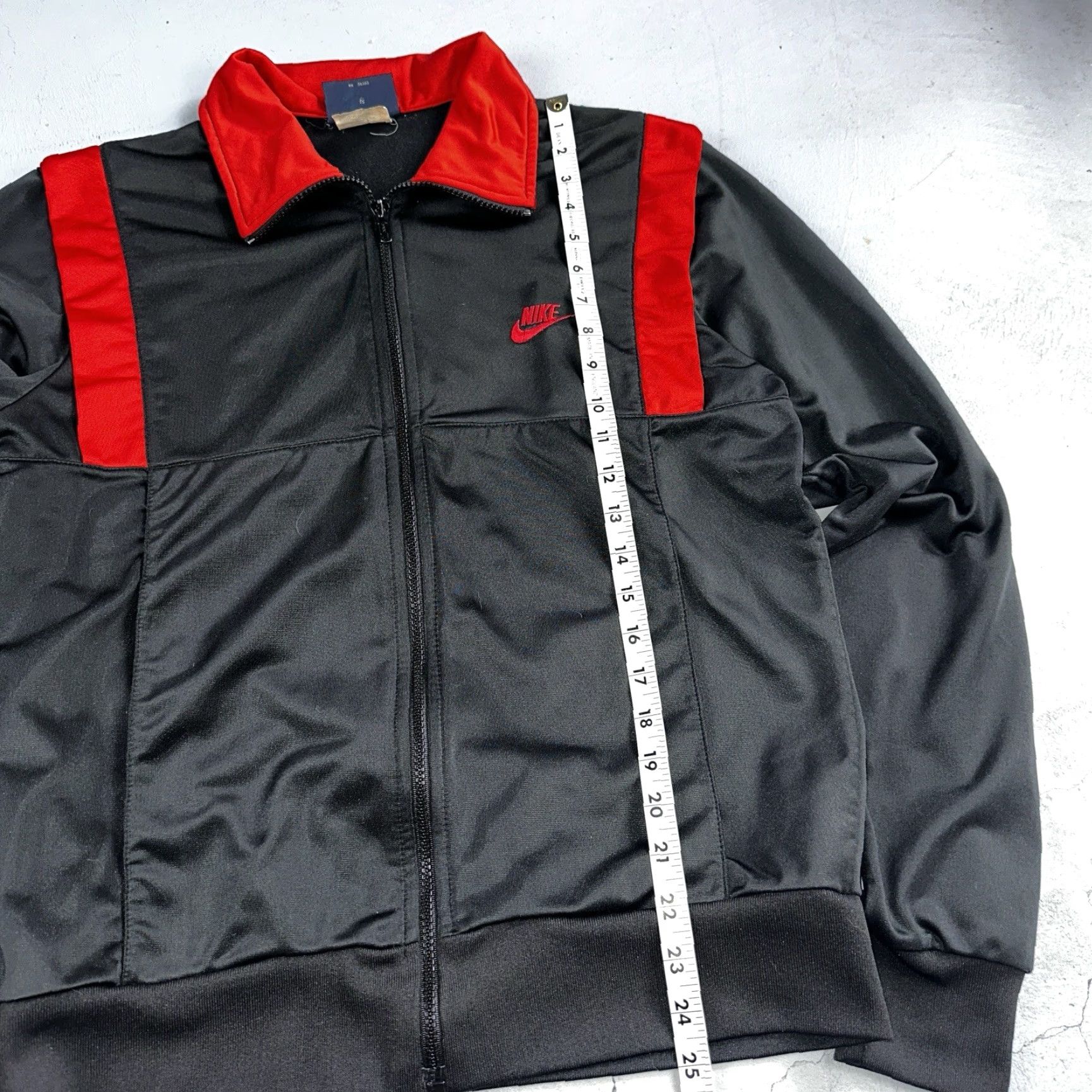 Nike VINTAGE Nike 1985 Air Jordan Jacket Bred Chicago L Black Red Poly Zip Track jacket Mens Size US L / EU 52-54 / 3 - 5 Thumbnail