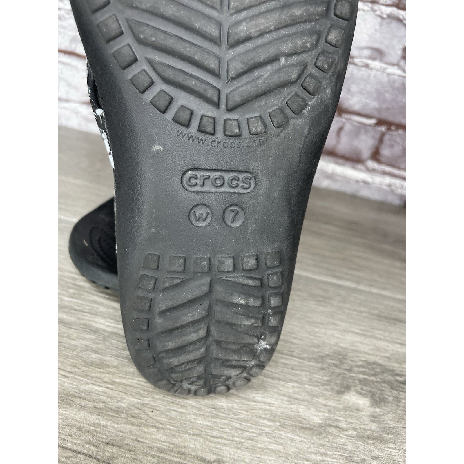 Crocs Crocs Kaydee II Gray Floral Seasonal Thong FlipFlops Sandals Size US 7 / IT 37 - 11 Thumbnail