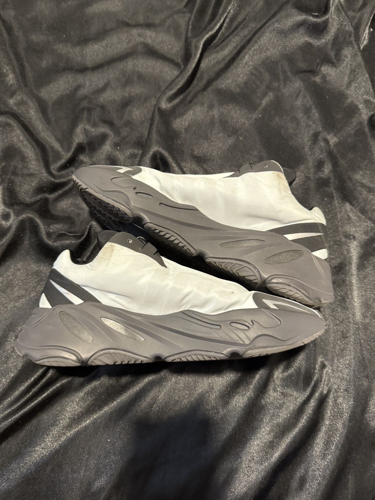 Adidas Adidas Yeezy 700 Size US 7 / EU 40 - 2 Thumbnail