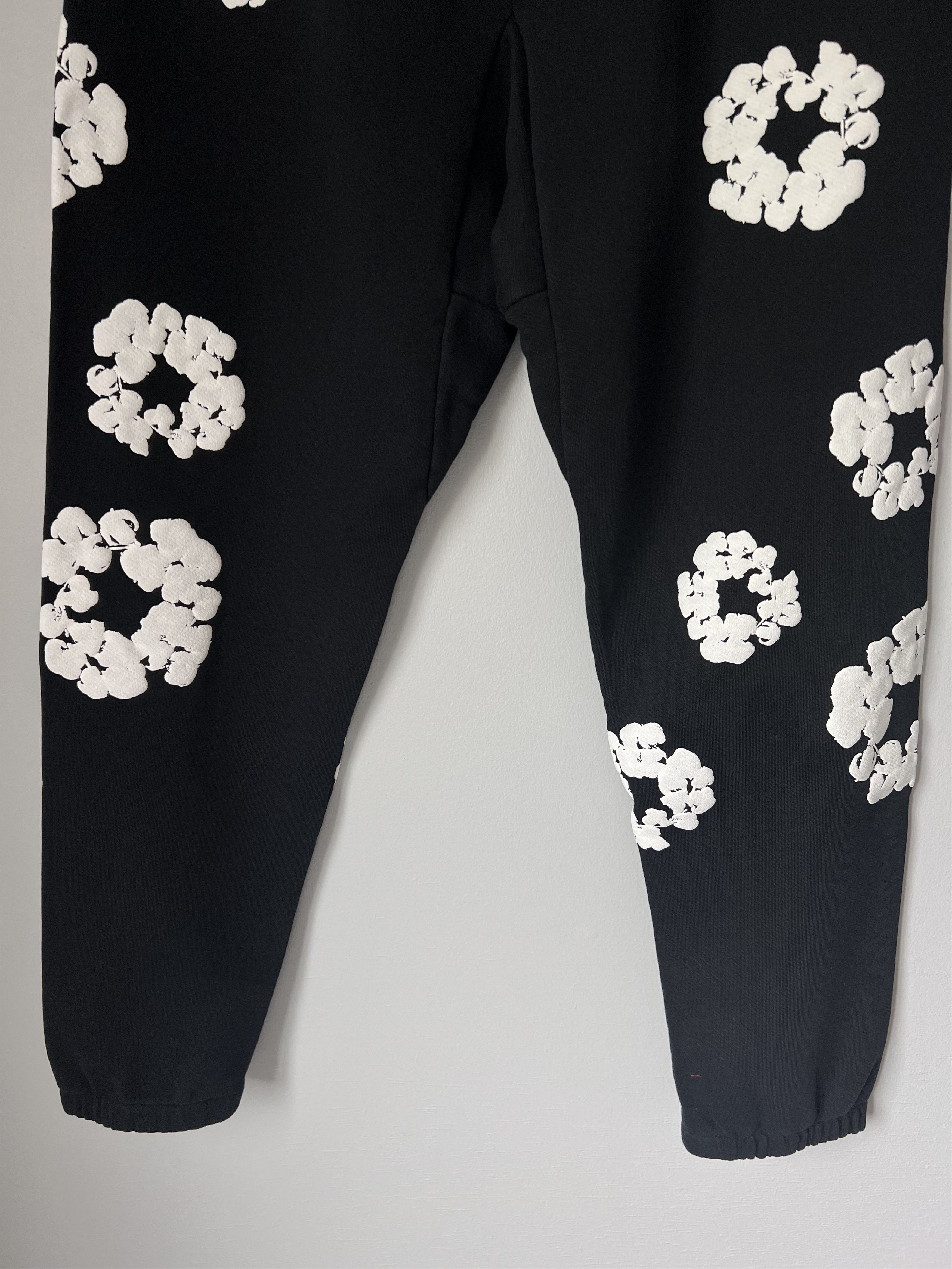 DENIM TEARS Denim Tears Cotton Wreath Sweatpants in Black Size US 34 / EU 50 - 7 Thumbnail