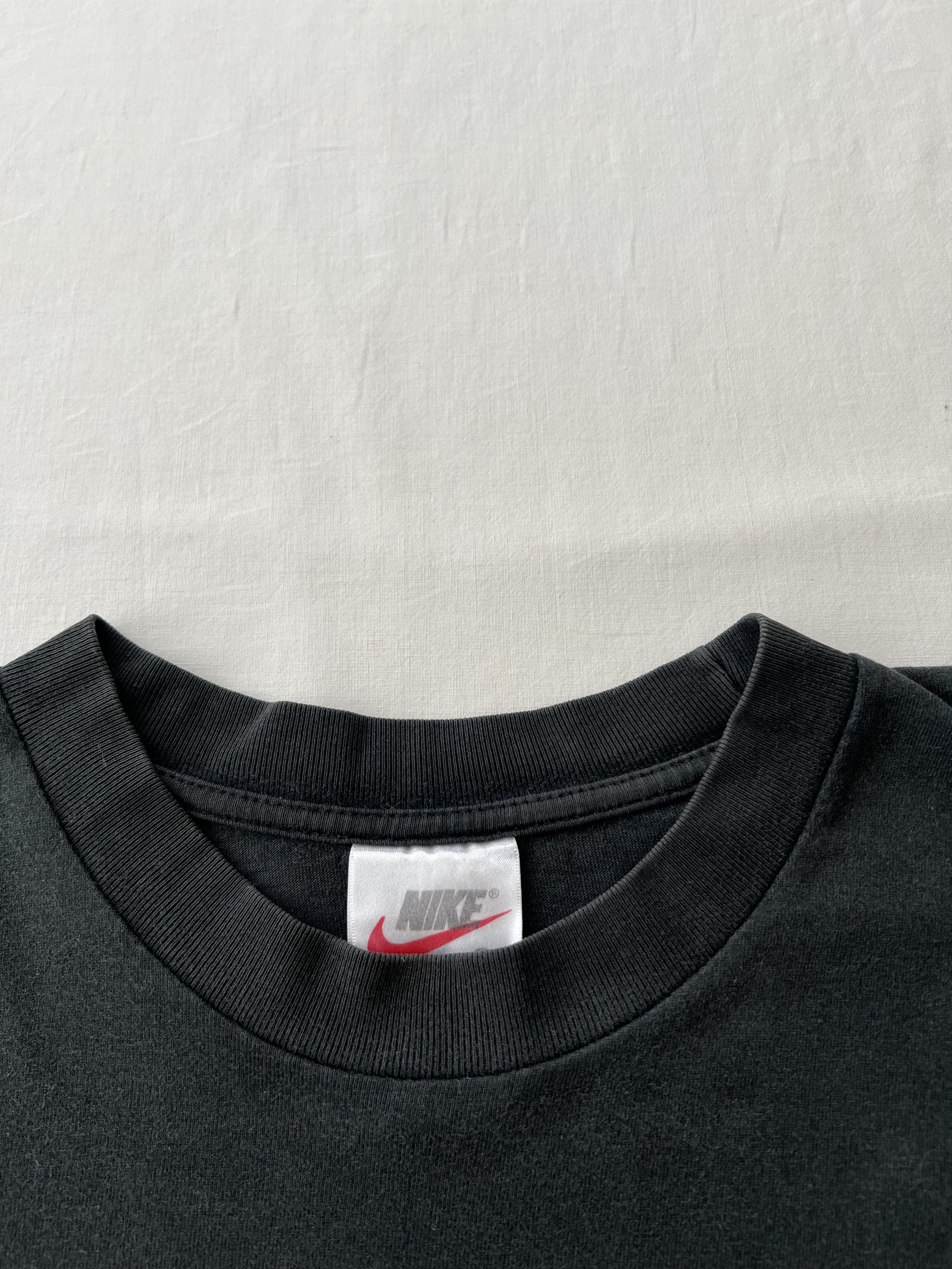 Nike Vintage 90s Nike Faded Black T-shirt Size US L / EU 52-54 / 3 - 9 Thumbnail