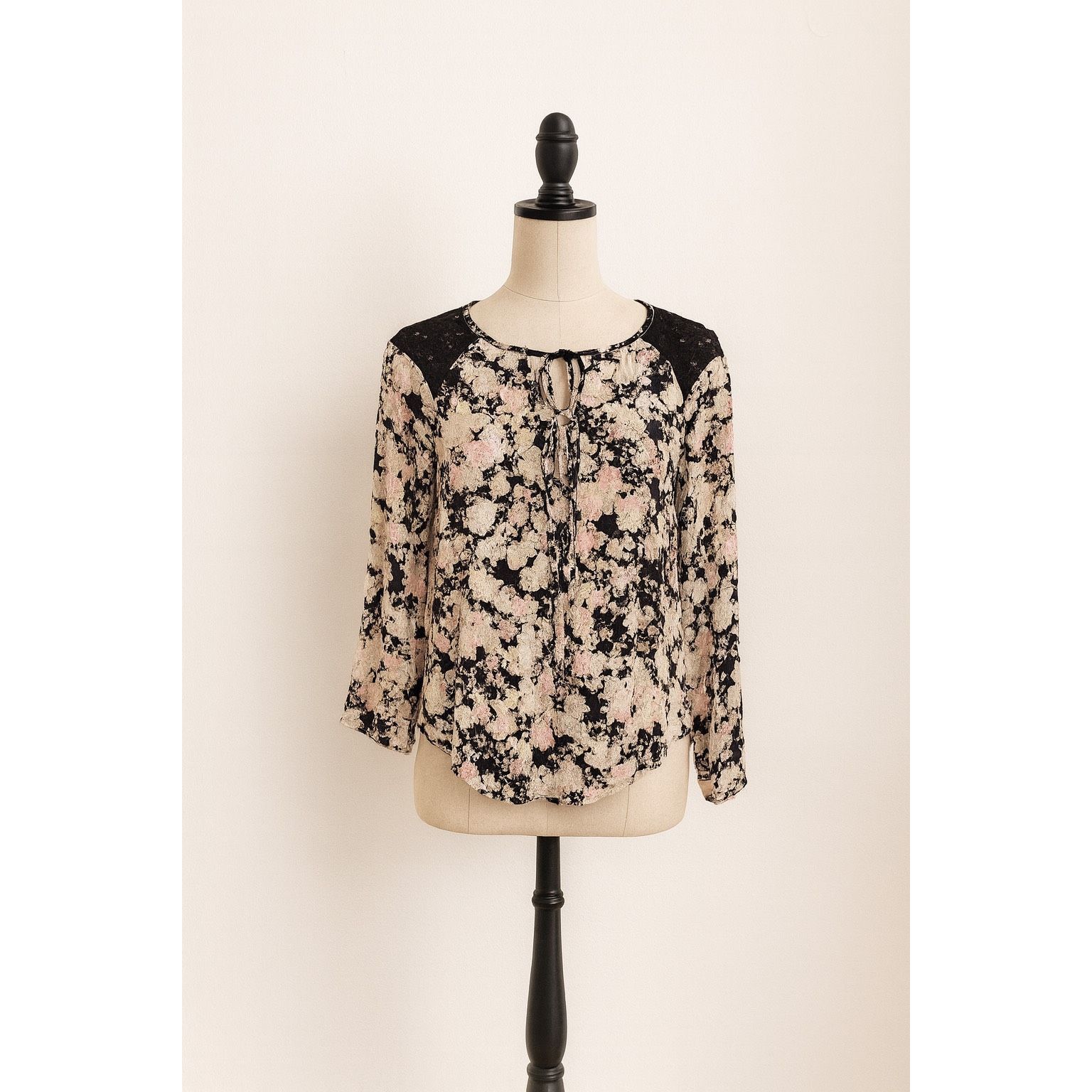 ASTR The Label ASTR the Label Floral Blouse with Black Crochet Shoulder Det Size S / US 4 / IT 40 - 1 Thumbnail