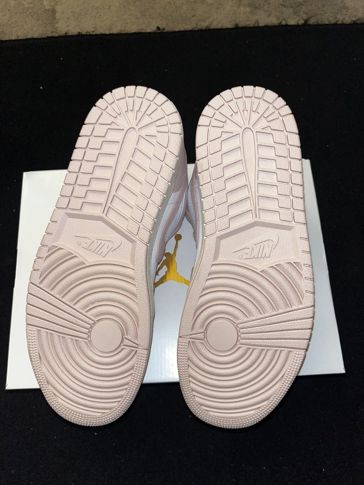Jordan Brand Jordan 1 low pink/white 8M/9.5W Size US 7.5 / EU 40-41 - 5 Thumbnail