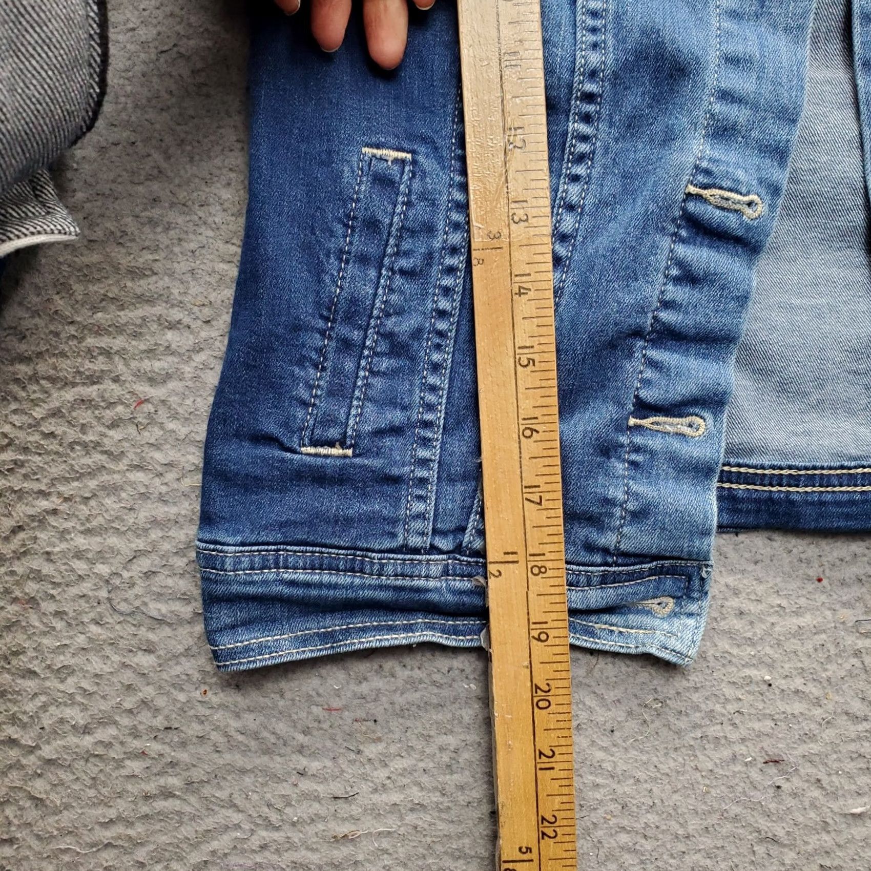 Old Navy Old Navy Trucker Jacket Womens Small Blue Denim Dark Wash Collared Button Front Jacket Womens Size S Blue Denim Regular Size S / US 4 / IT 40 - 4 Thumbnail