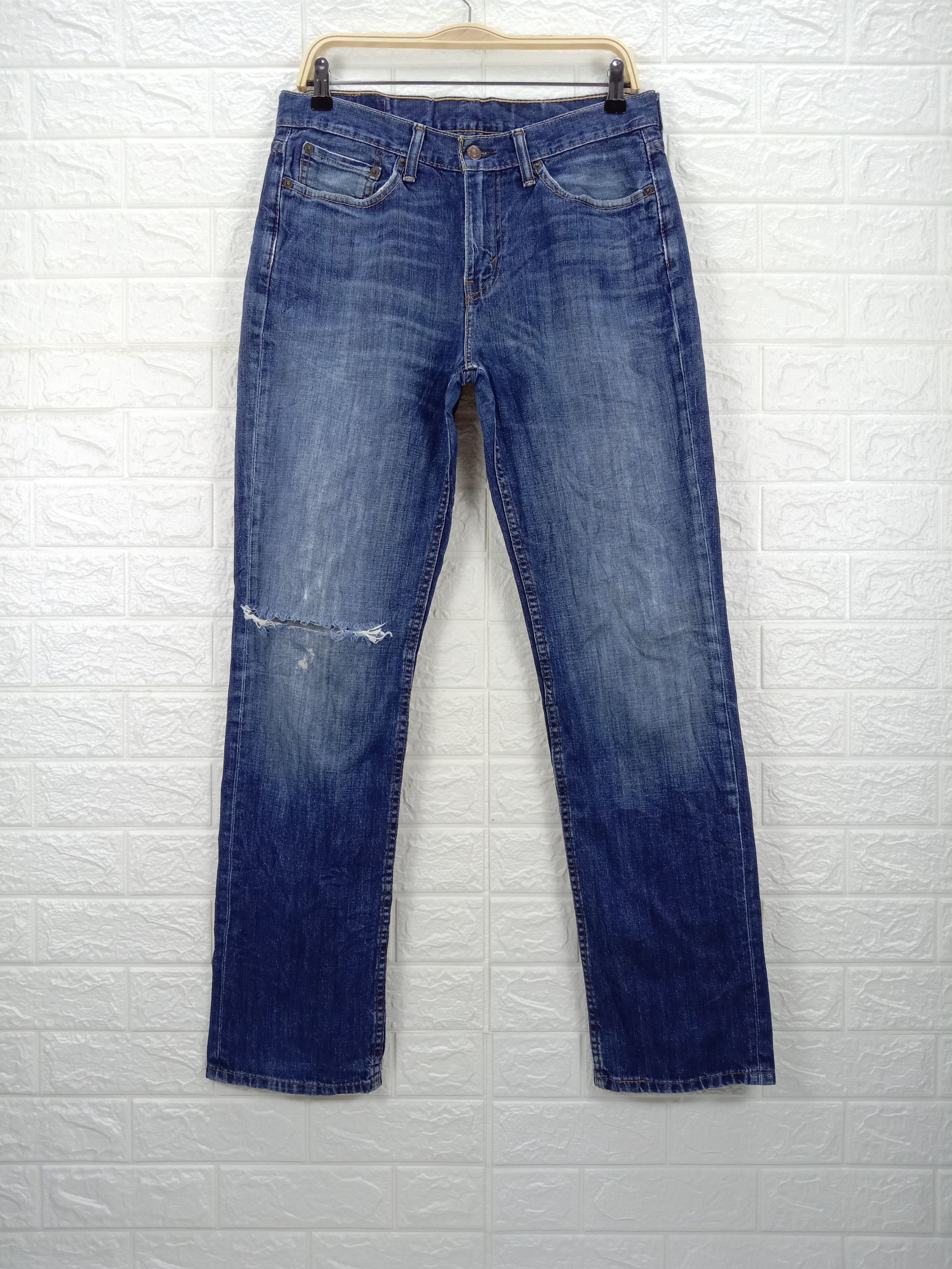 image of Vintage Levi's 514 Jeans Slim Straight Distressed Denim in Blue, Men's (Size 31)