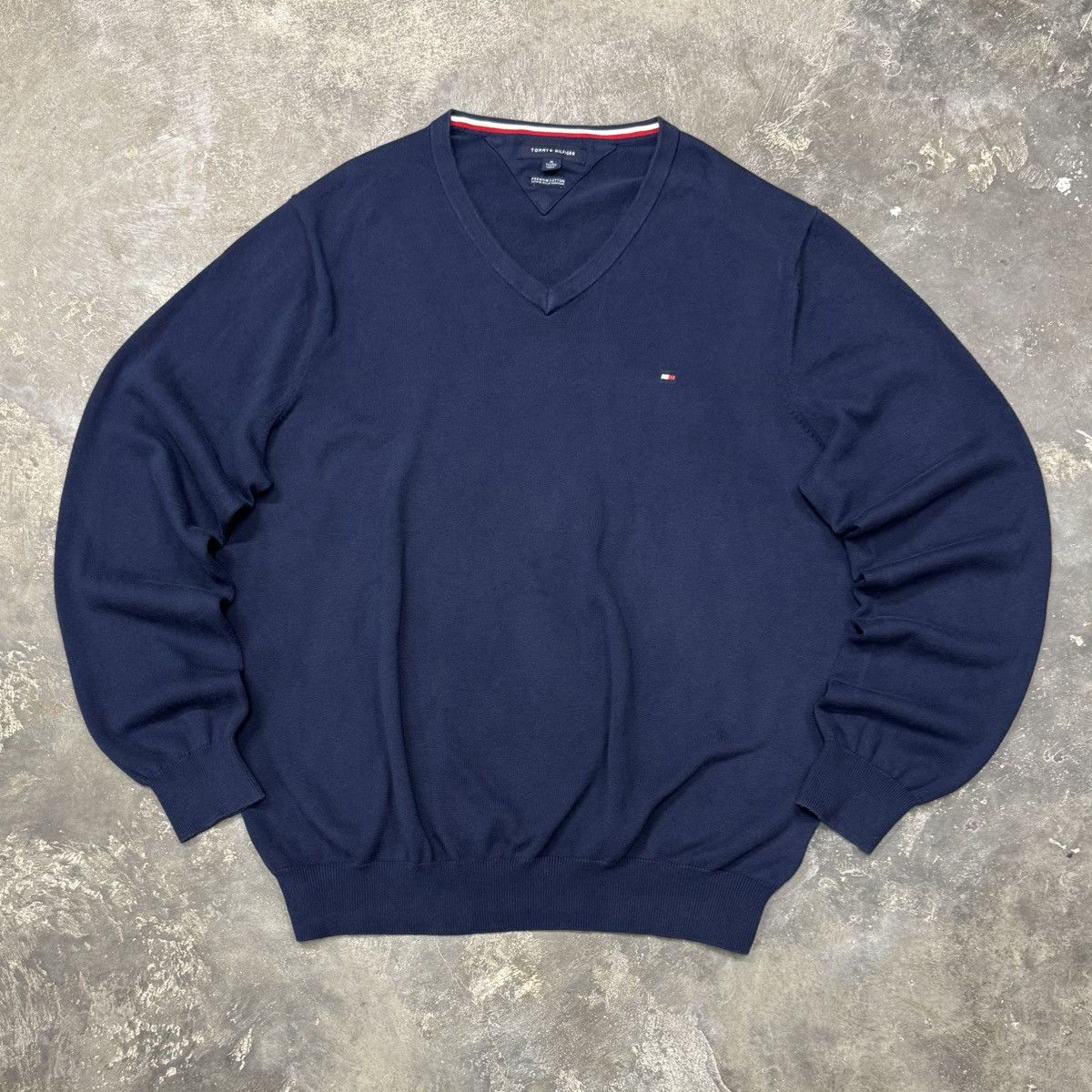 Tommy Hilfiger Tommy Hilfiger Navy V-Neck Knit Sweater Flag Logo Classic Size US XL / EU 56 / 4 - 1 Thumbnail