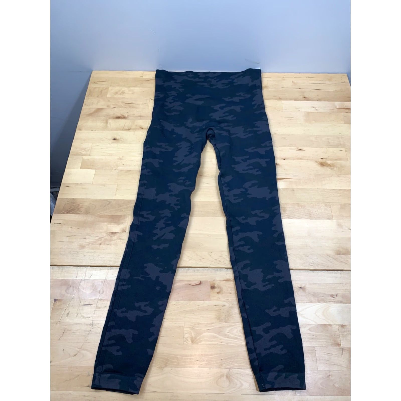 Spanx Spanx Leggings Cropped Casual M Navy Blue Camouflage Look at Me Now Colorful 90s? Size 32" / US 10 / IT 46 - 2 Thumbnail