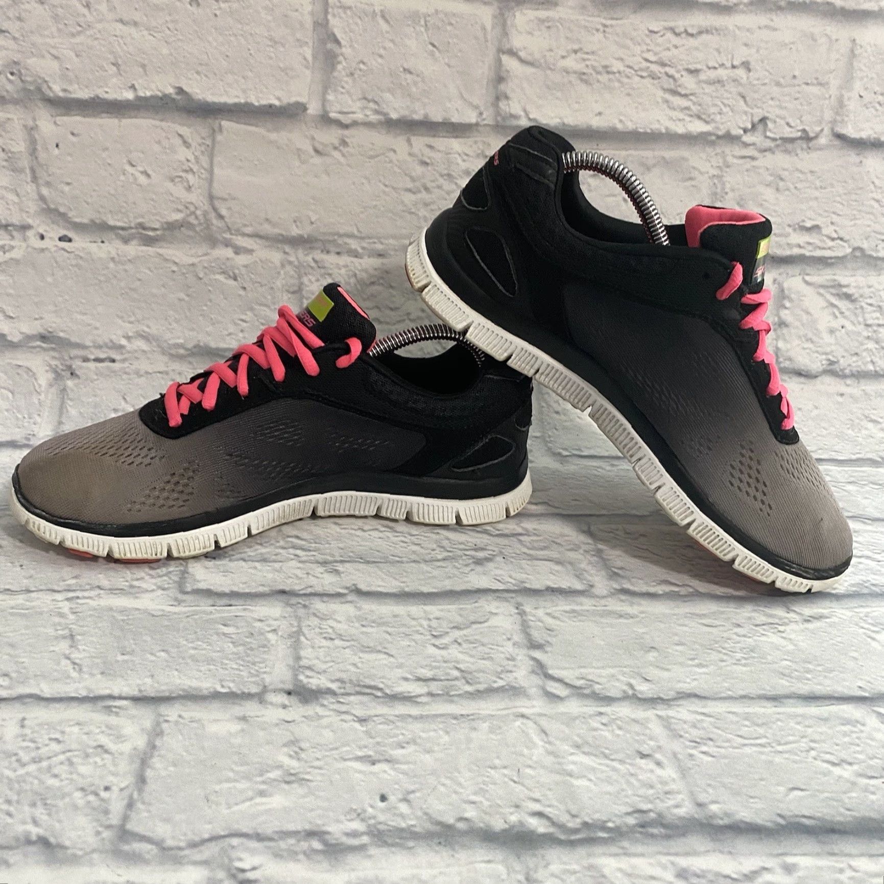 SKECHERS Skechers Memory Foam Skech-Knit Sneakers Women's 8.5 Black/Pink Sneakers 11880 Size US 6 / IT 36 - 4 Thumbnail