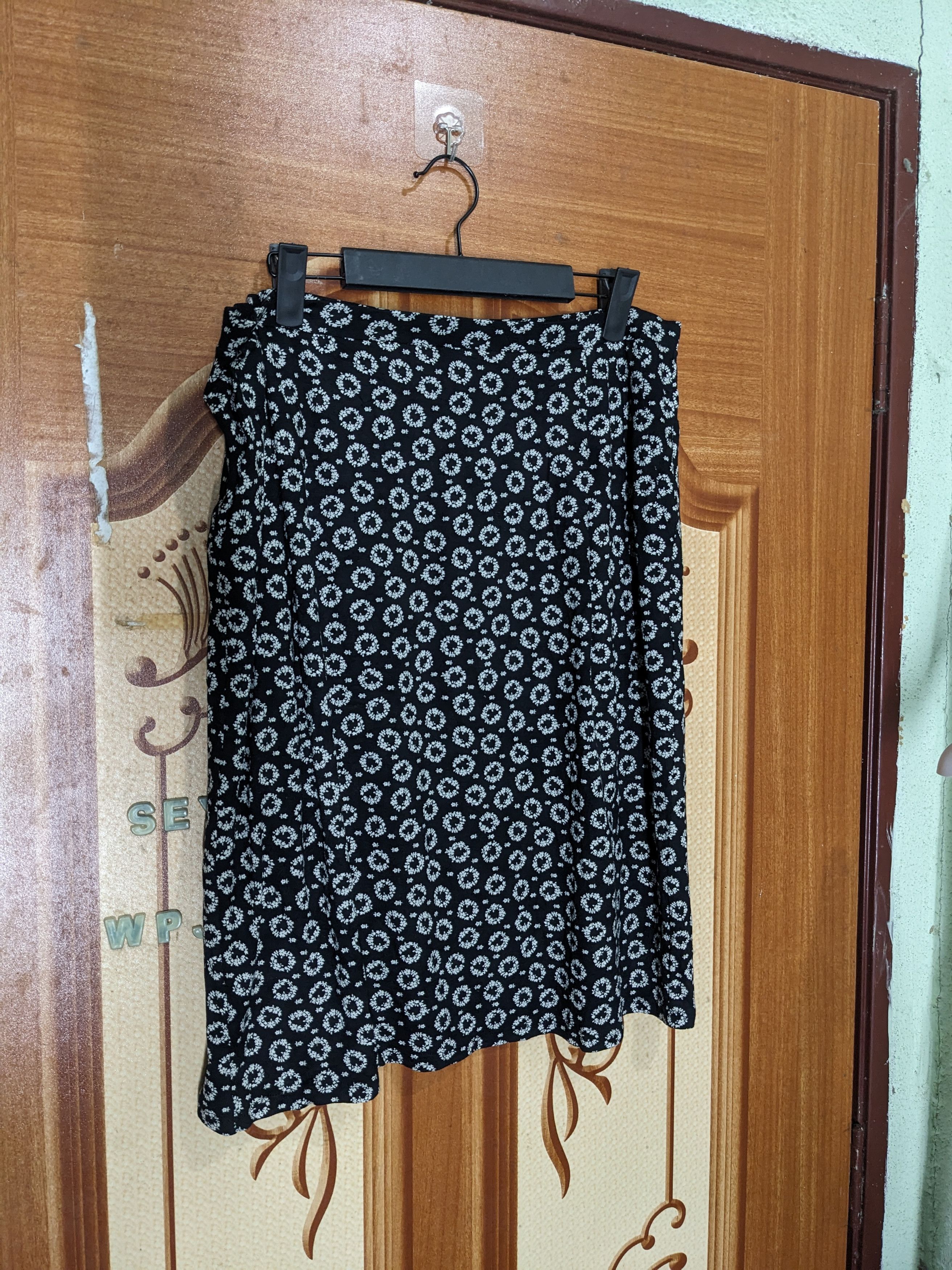 agnes b. AGNES B. VISCOSE BLACK FLORAL Size 33" - 1 Thumbnail