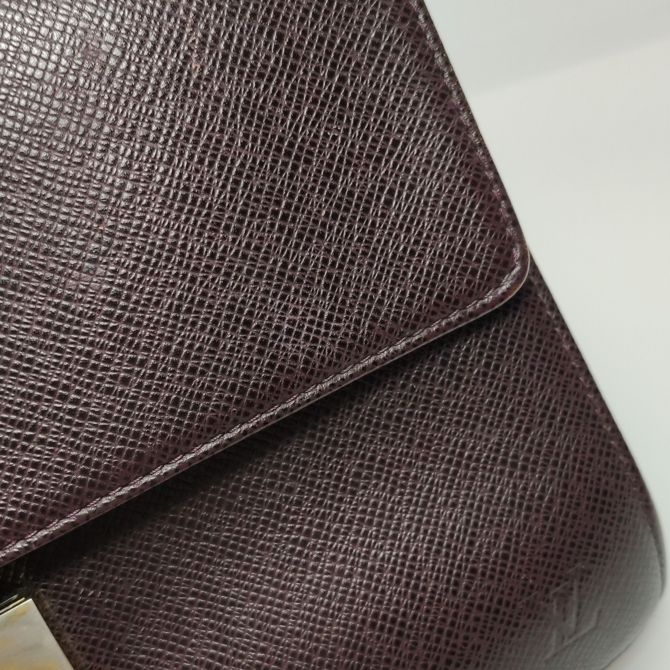 Louis Vuitton Louis Vuitton (LV) Cowhide Solid Metal Lock Flap Clutch -y2 Size ONE SIZE - 7 Thumbnail