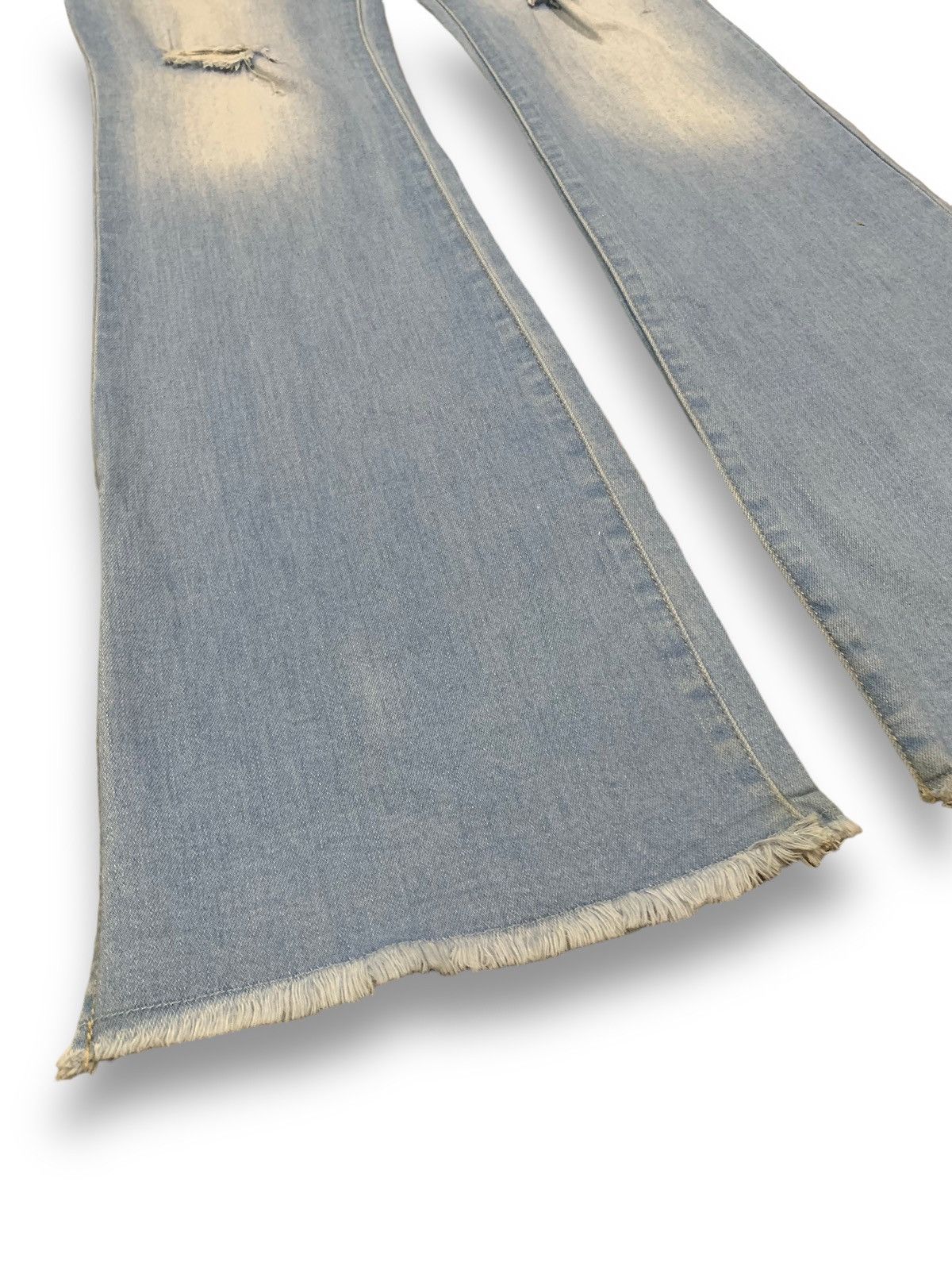 Le Grande Bleu (L.G.B.) Vintage YMI Flare Bell Bottom Frayed Leg Distressed Jeans Size 28" / US 6 / IT 42 - 8 Thumbnail