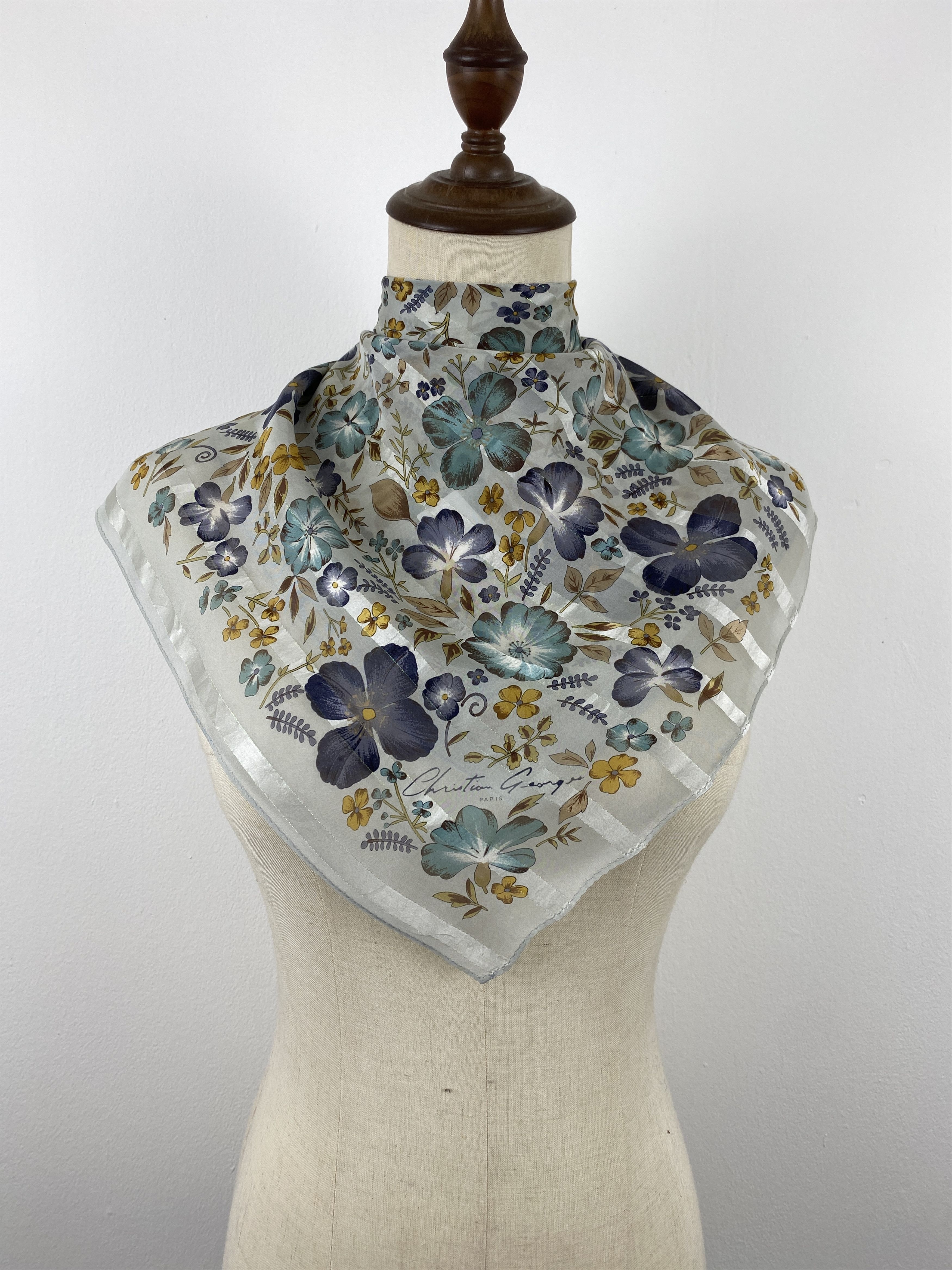Other Vintage Christian Georges Paris Silk Scarf SN0160 Size ONE SIZE - 1 Thumbnail