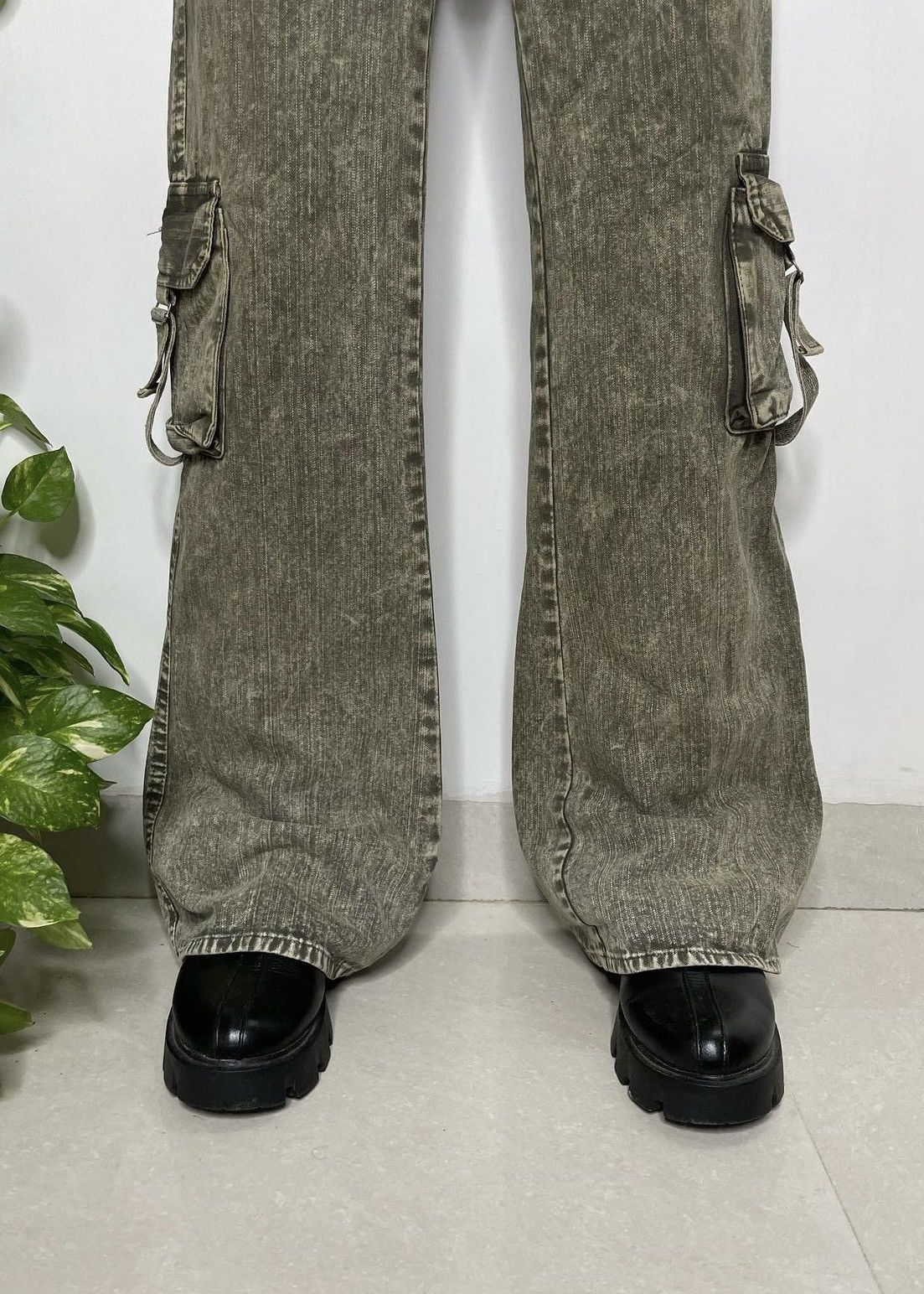 Japanese Brand Y2K multipocket flare Japanese cargo jeans. Size US 30 / EU 46 - 3 Thumbnail