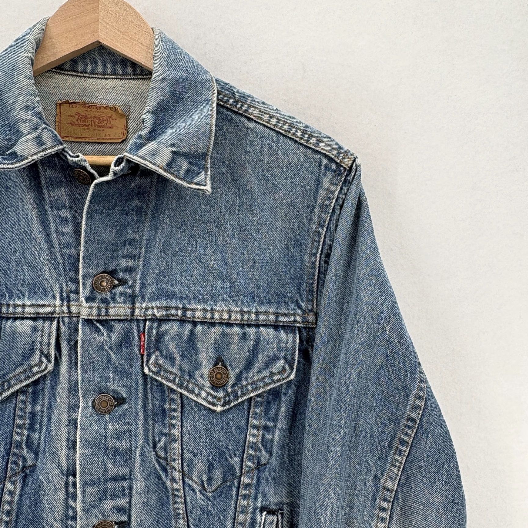 Levi's VINTAGE Levi's Denim Jacket Mens 38 Blue Trucker 80s Biker Made in USA Leather Patch Button Front Size US XXS / EU 40 - 2 Thumbnail