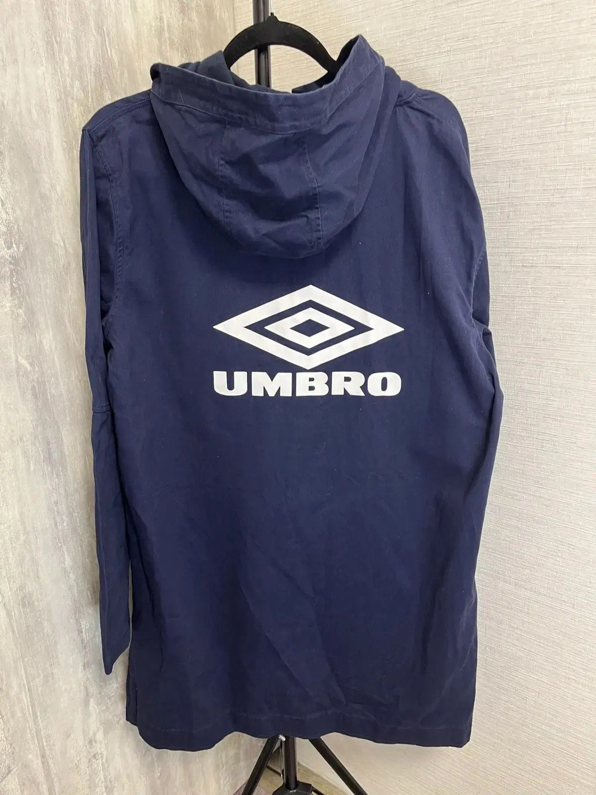 Umbro Vintage Umbro Navy Blue Hooded Parka Jacket Logo Print Size US M / EU 48-50 / 2 - 2 Thumbnail