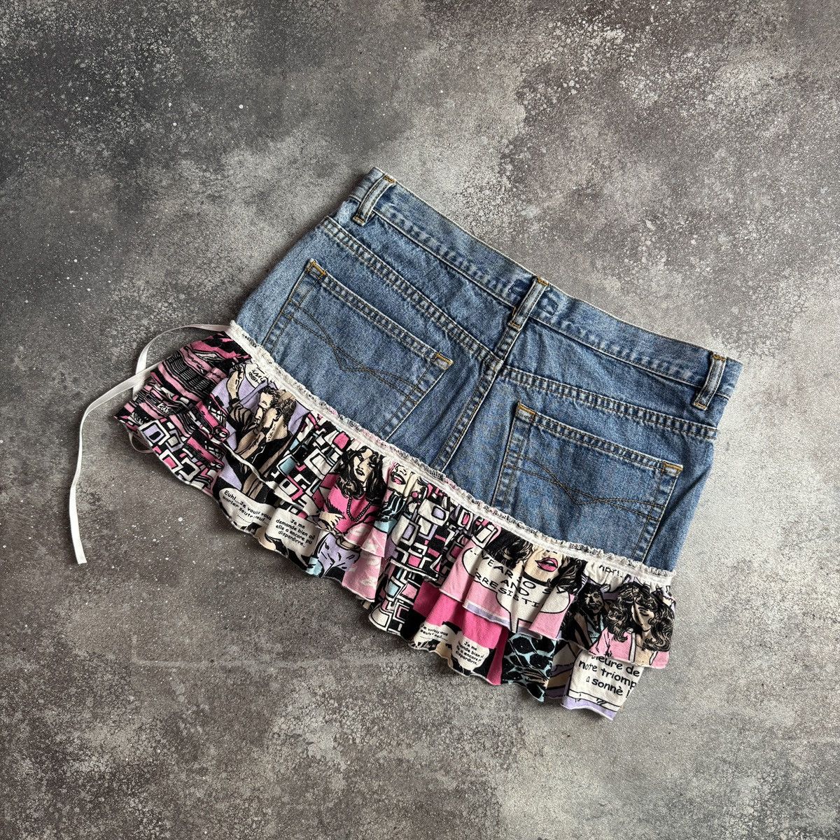 Hysteric Glamour Y2K Glam Comic Print Low Rise Ruffle Denim Mini Skirt Size 27" / US 4 / IT 40 - 8 Thumbnail