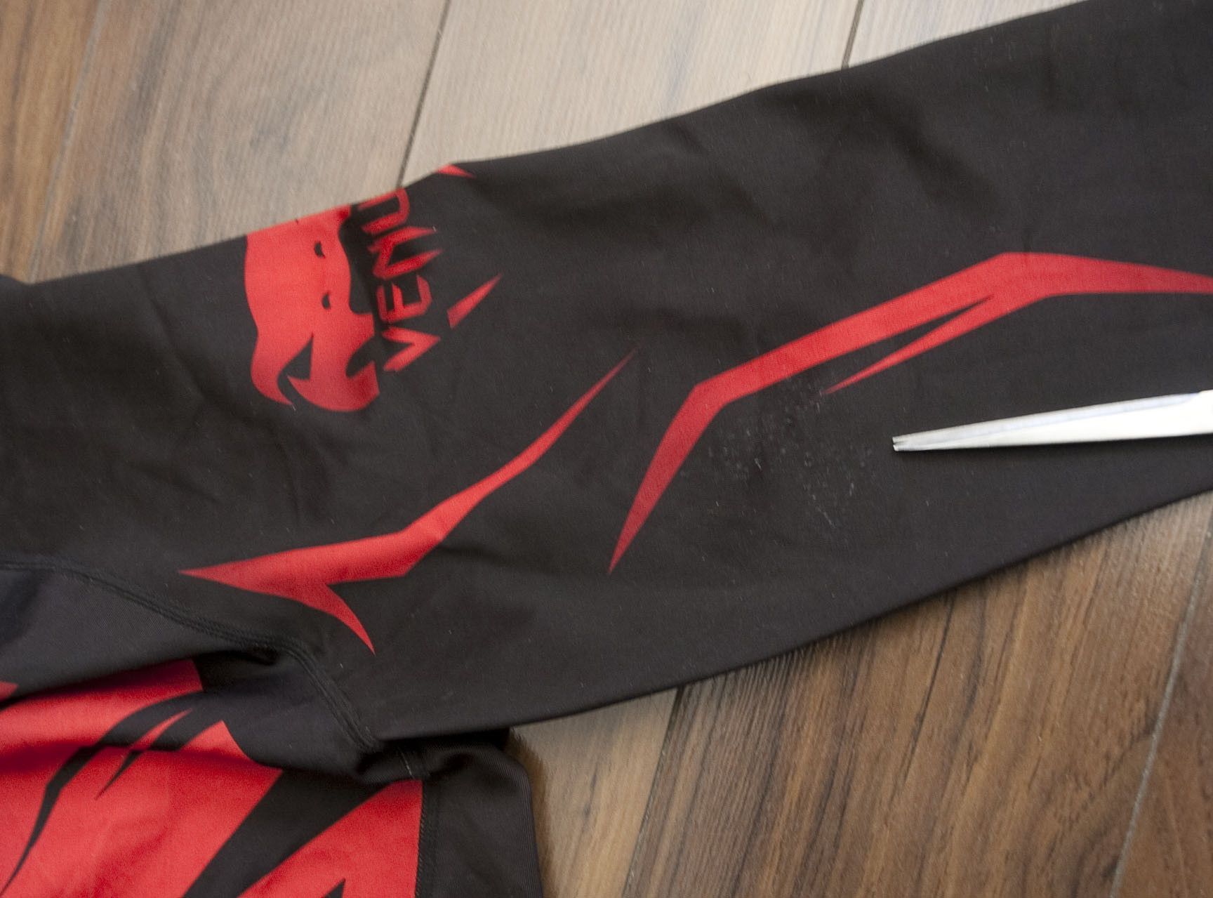 Other Venum T Shirt Long Sleeve Compression Size L MMA Black/ Red Size US L / EU 52-54 / 3 - 7 Thumbnail