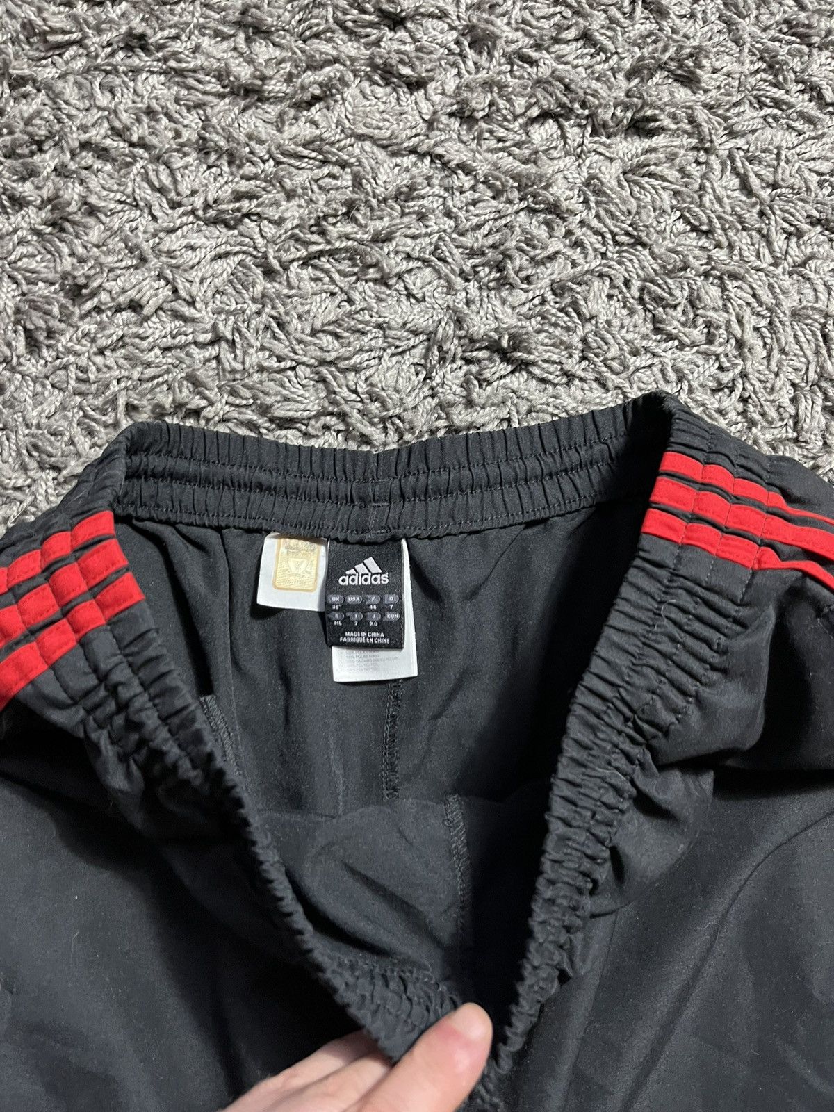 Adidas ADIDAS LIVERPOOL 2009/10 VINTAGE FOOTBALL MENS SHORTS Size US 33 - 5 Thumbnail