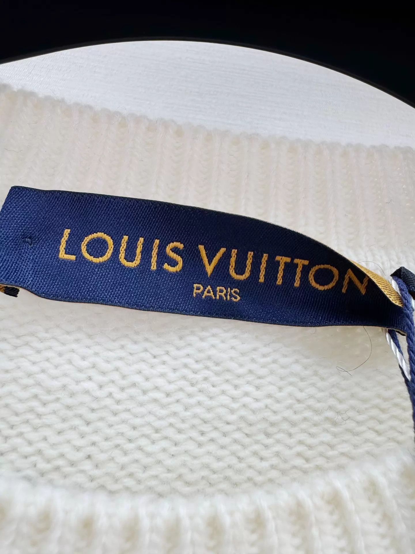 Louis Vuitton Louis Vuitton knit sweater L new with tags Size US L / EU 52-54 / 3 - 3 Thumbnail