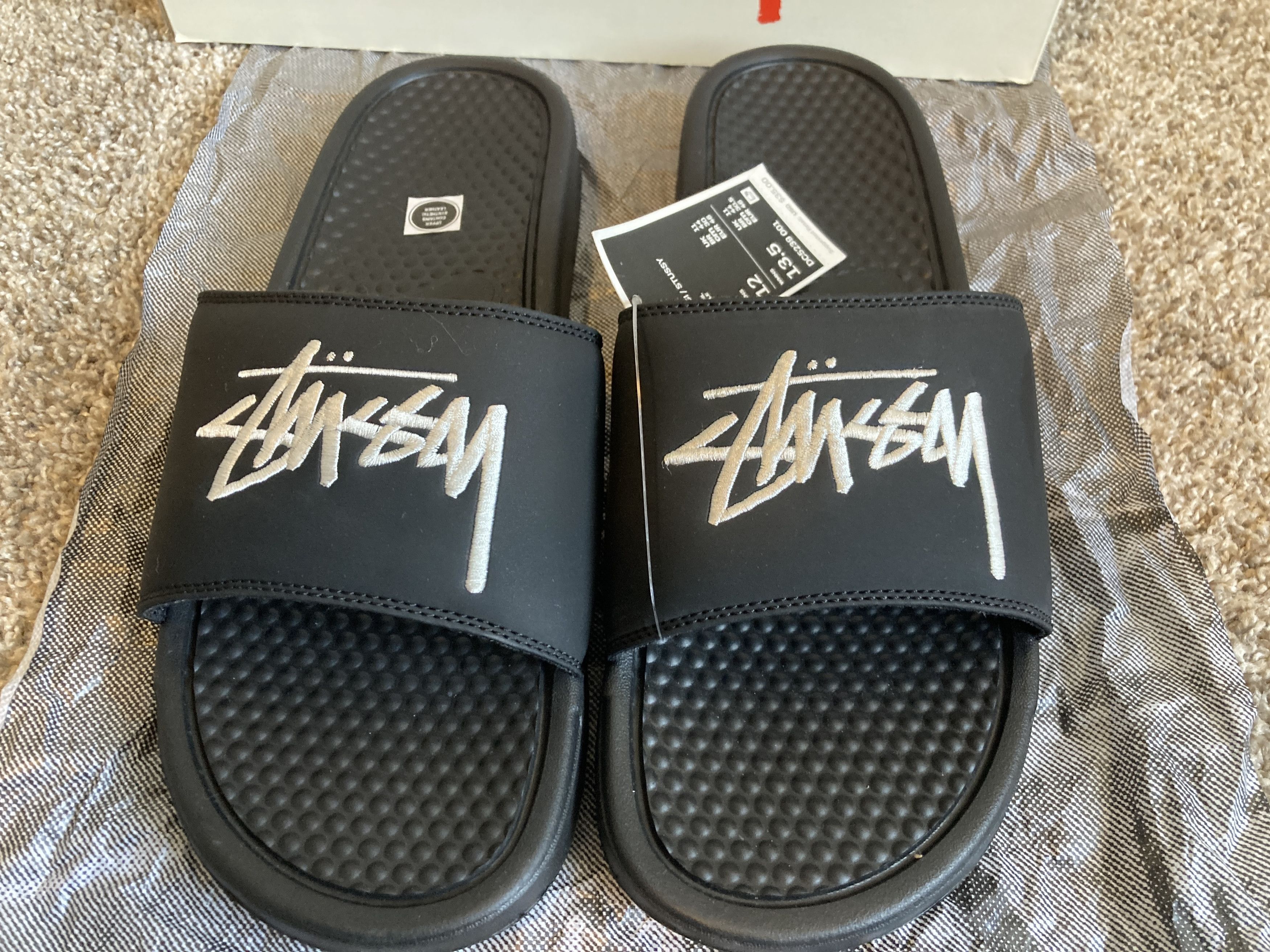[Stussy] ステューシー スライド Slides (送料関税込み) 22SS STUSSY x NIKE BENASSI SLIDE SANDALS FOSSIL STONE