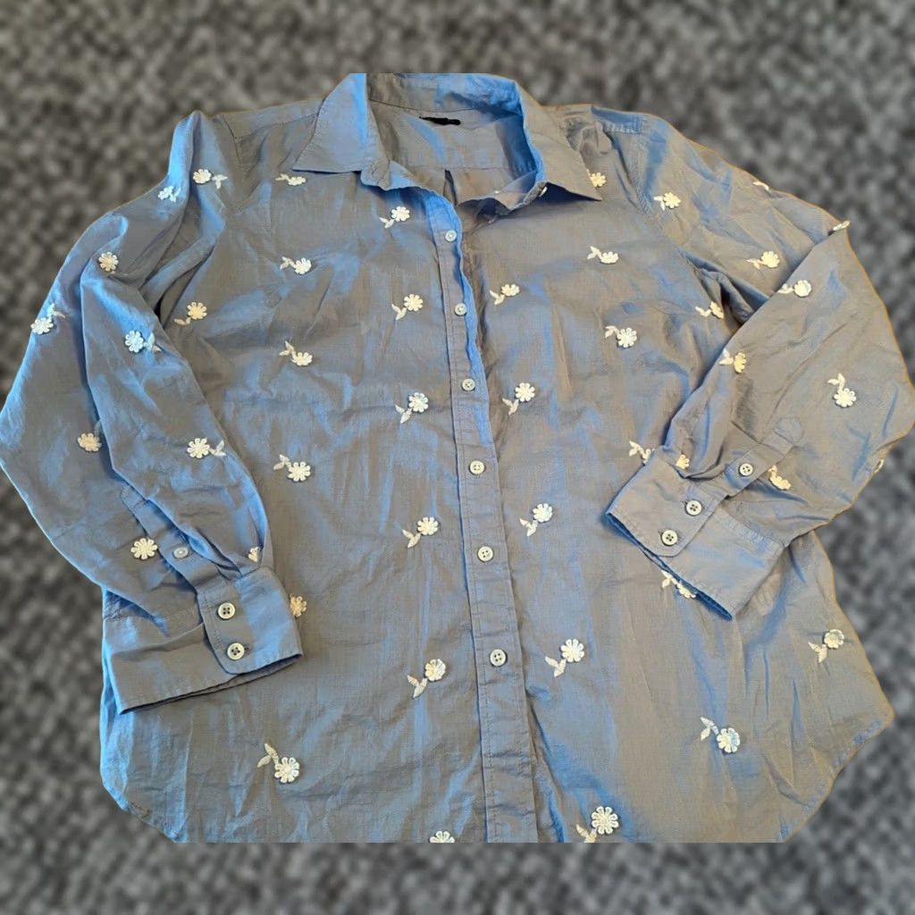 Talbots TALBOTS Shirt Womens M 3D Flower Button Up Blue Size M / US 6-8 / IT 42-44 - 1 Thumbnail