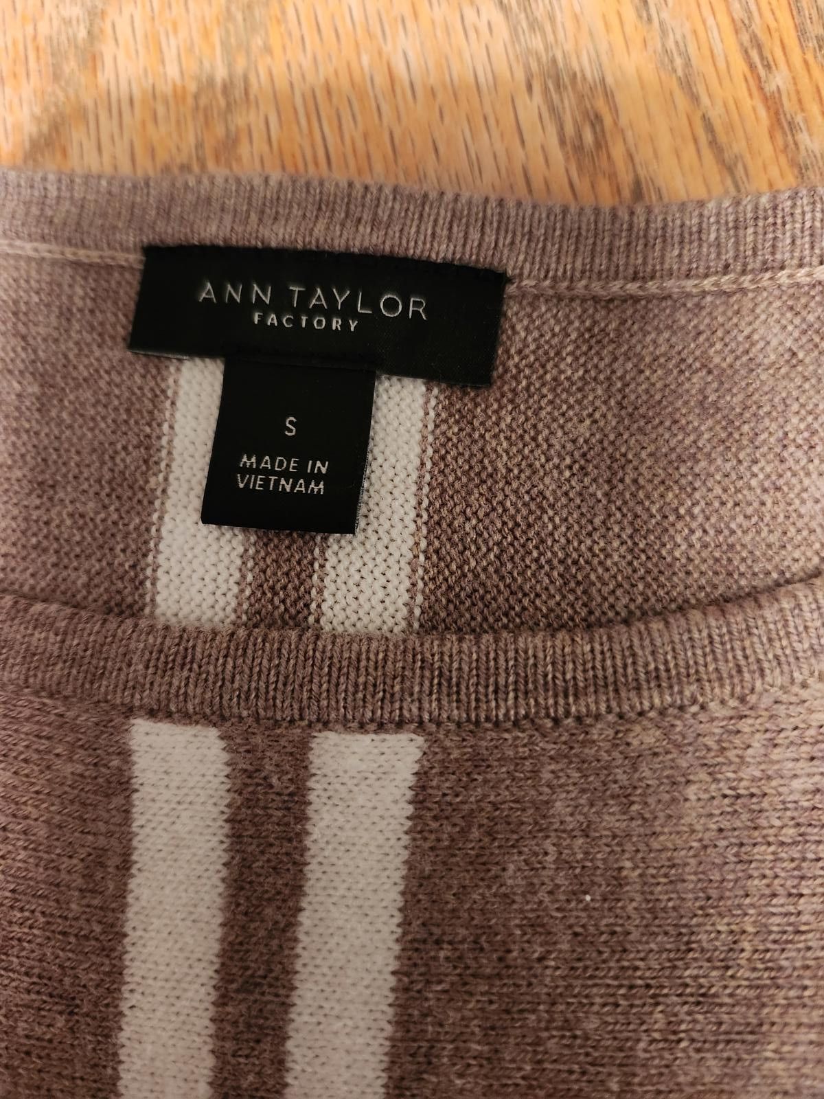 Designer Ann Taylor knit top sz S Size S / US 4 / IT 40 - 2 Thumbnail