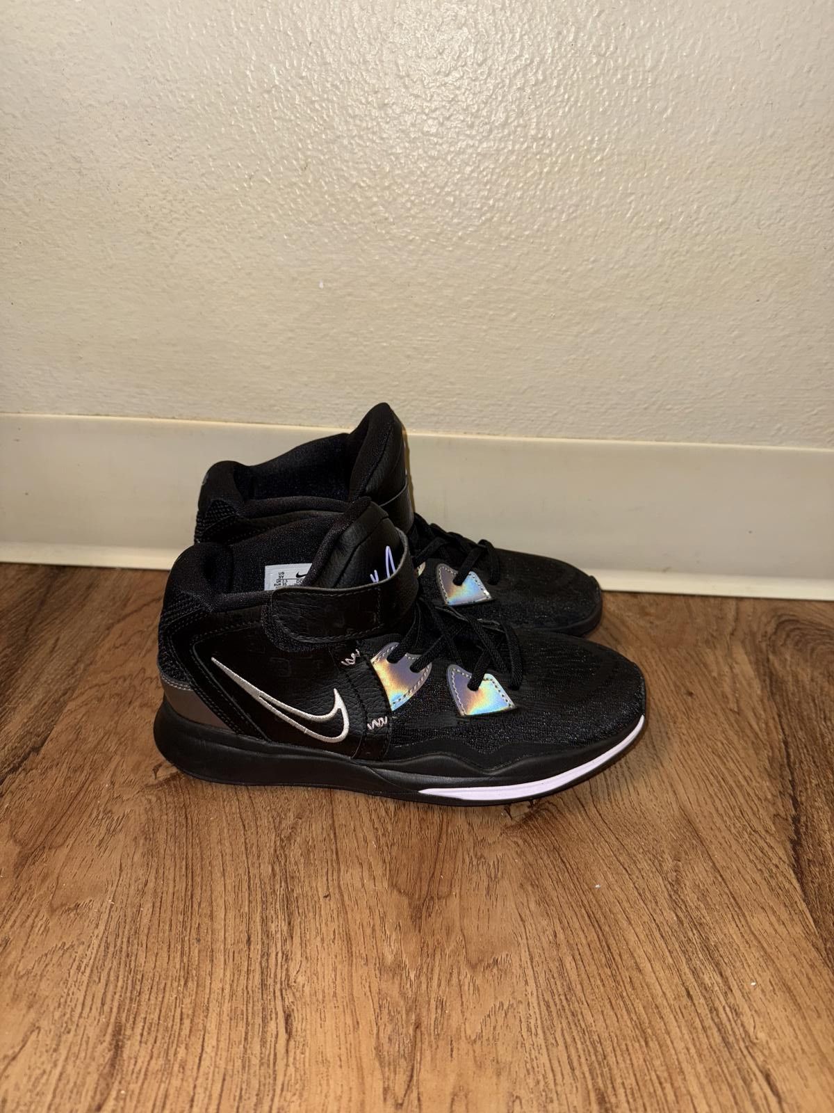 Nike Nike Kyrie Infinity Black Metallic Silver (PS) Size US 5 / EU 37 - 1 Thumbnail