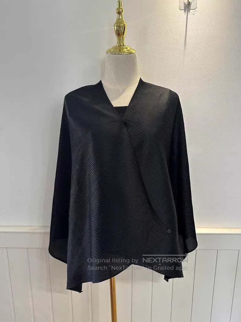 Issey Miyake Issey Miyake Black pleated top Size M / US 6-8 / IT 42-44 - 2 Thumbnail