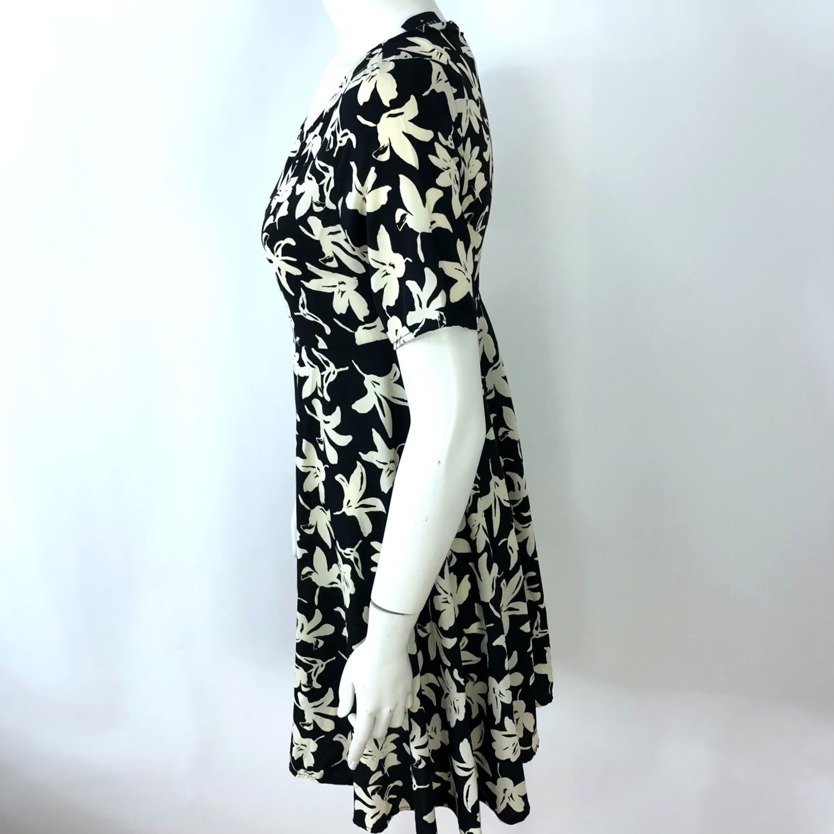 Anthropologie Everly Anthropologie Small A-Line Mini Dress All Over Print Floral Black Ivory Short Sleeve Pullover Round Neck Lined Women's Mini Dress Size S / US 4 / IT 40 - 2 Thumbnail
