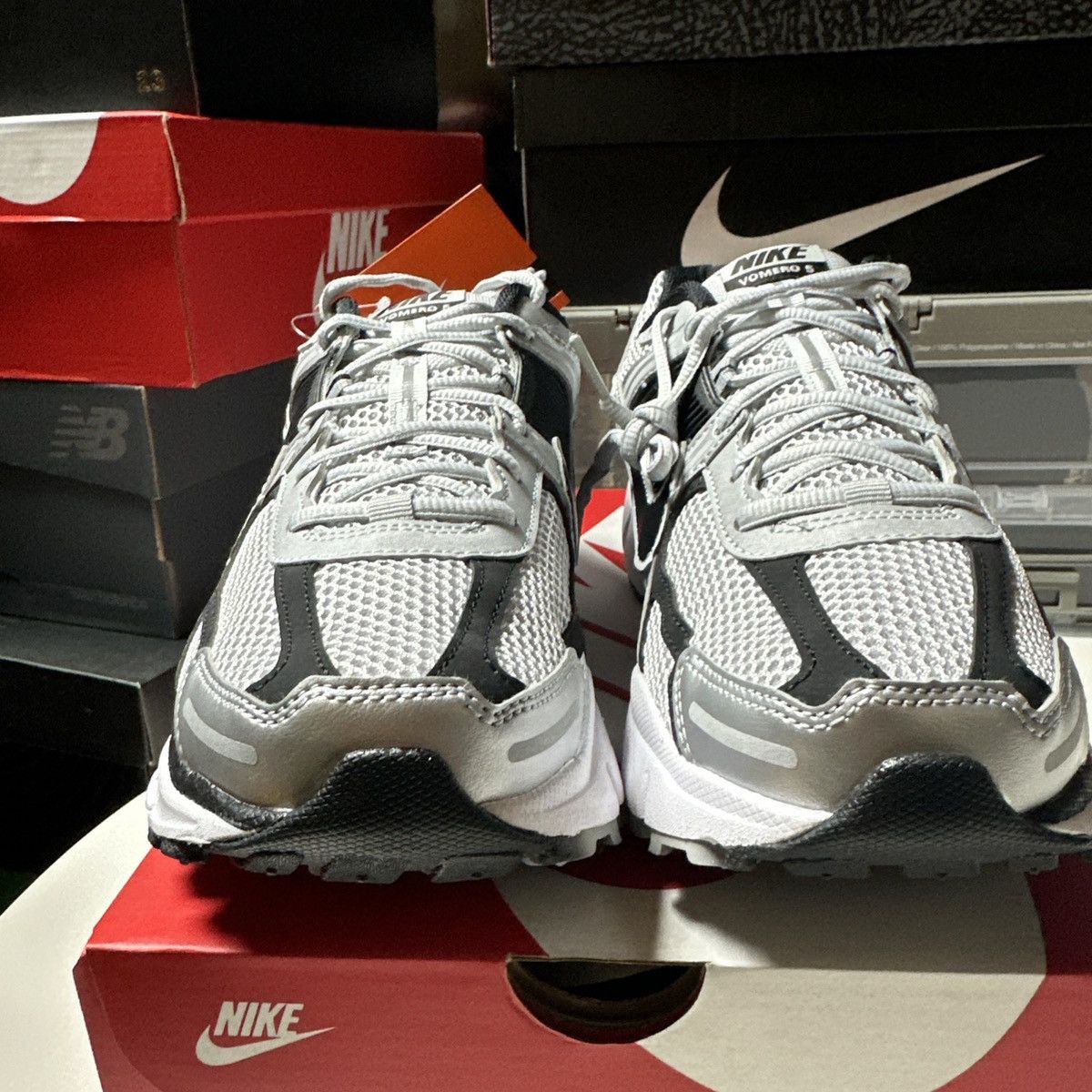 *NEW* Size 10.5 Men, 12 Wmn- Nike Vomero 5 SE Dark Grey