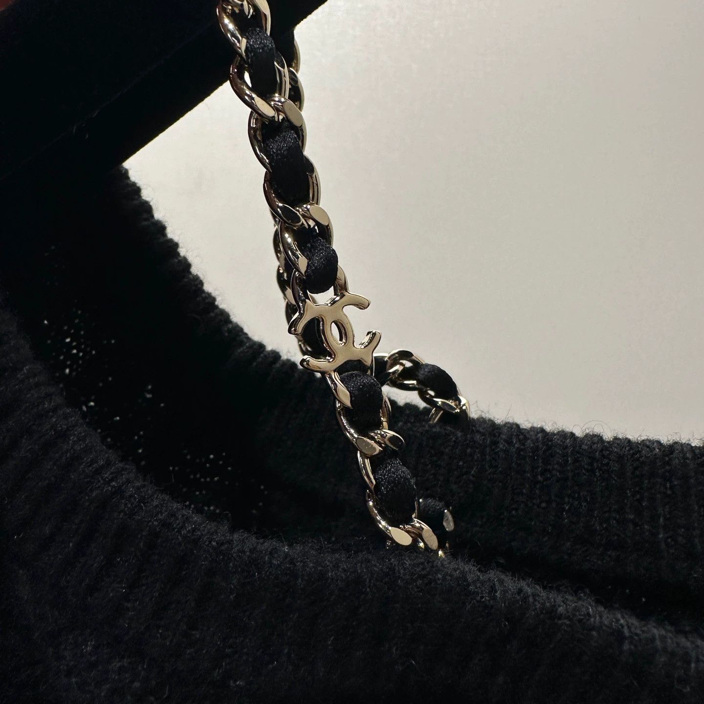 Chanel Chanel 23B Cashmere Off-Shoulder Chain Sweater 36 Size XS / US 0-2 / IT 36-38 - 7 Thumbnail