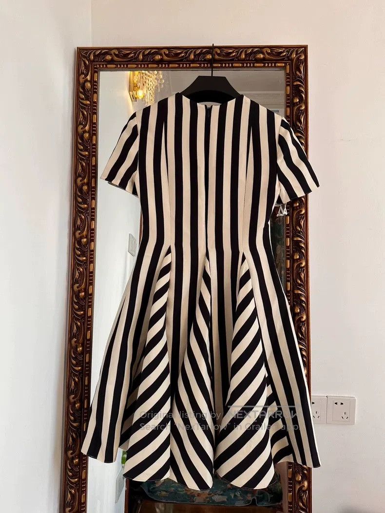 Valentino Valentino Black and white striped three-dimensional petal Size S / US 4 / IT 40 - 6 Thumbnail